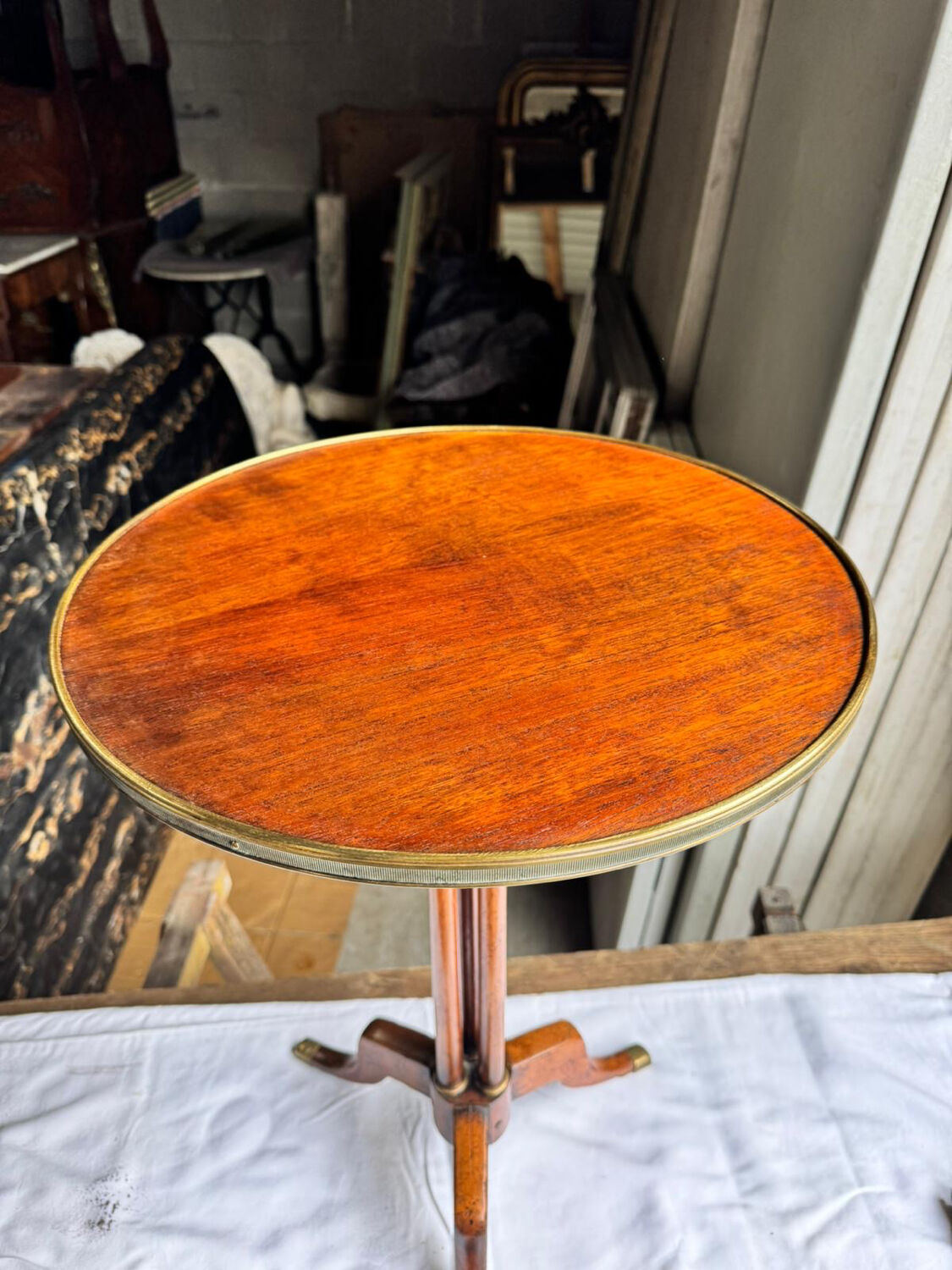 Side table / guéridon from the 19th century, tripod base "crowned dragon"