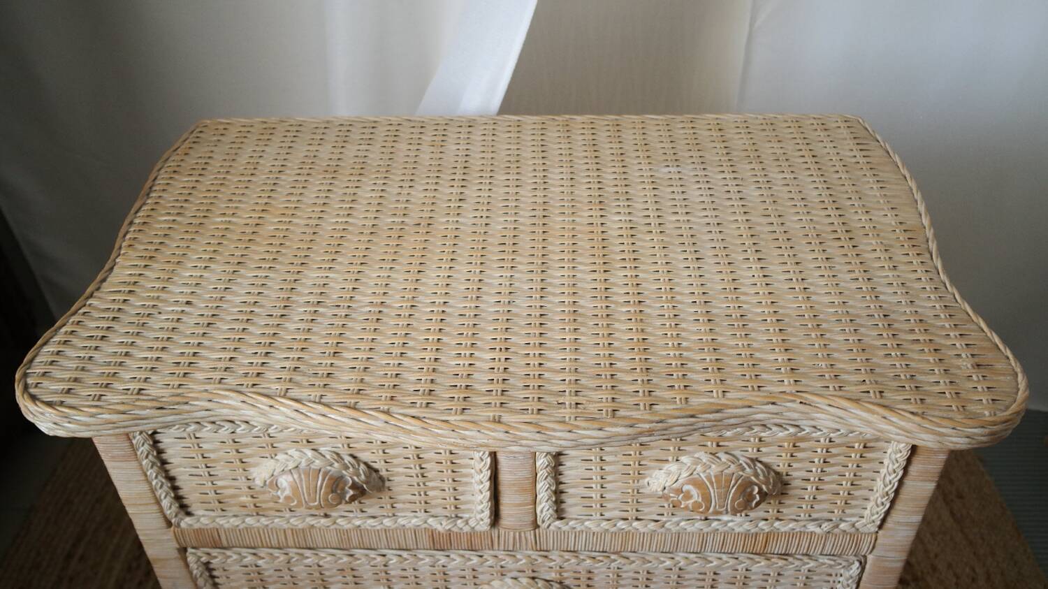 Commode en osier beige vintage