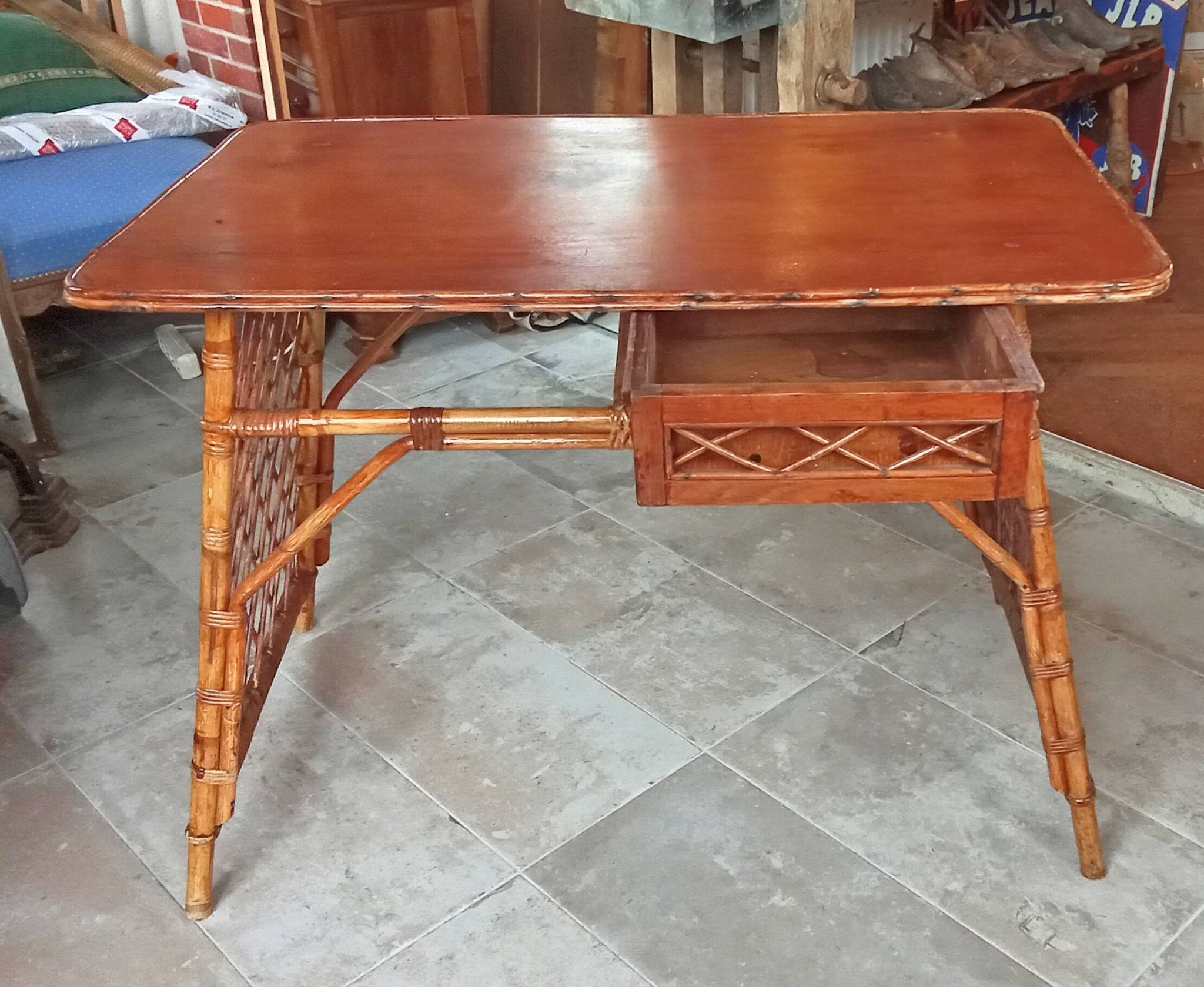 Bureau et fauteuil vintage en rotin