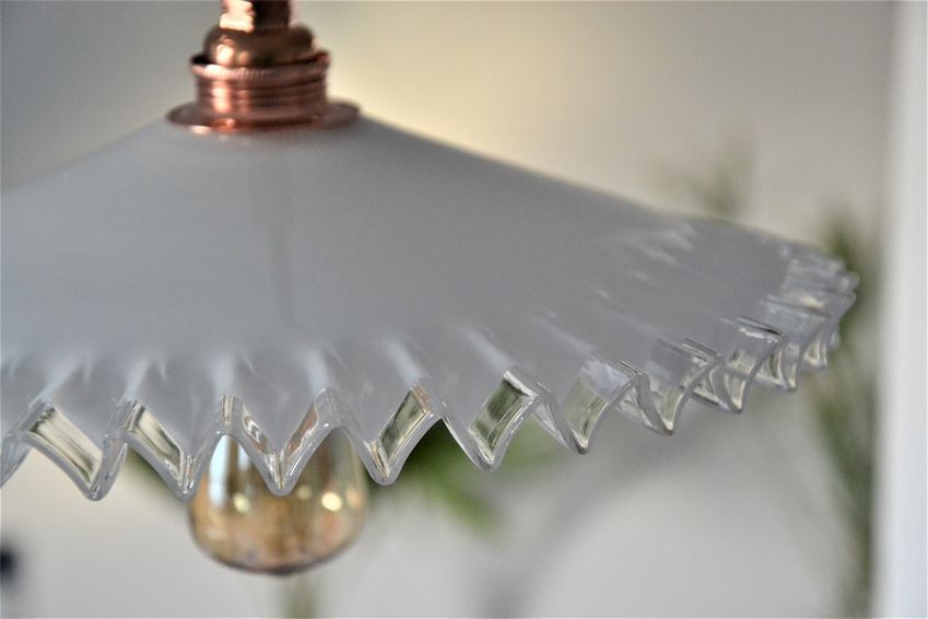 Suspension opaline festonnée blanche, douille E14 en cuivre et rosace coupole