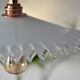 Suspension opaline festonnée blanche, douille E14 en cuivre et rosace coupole