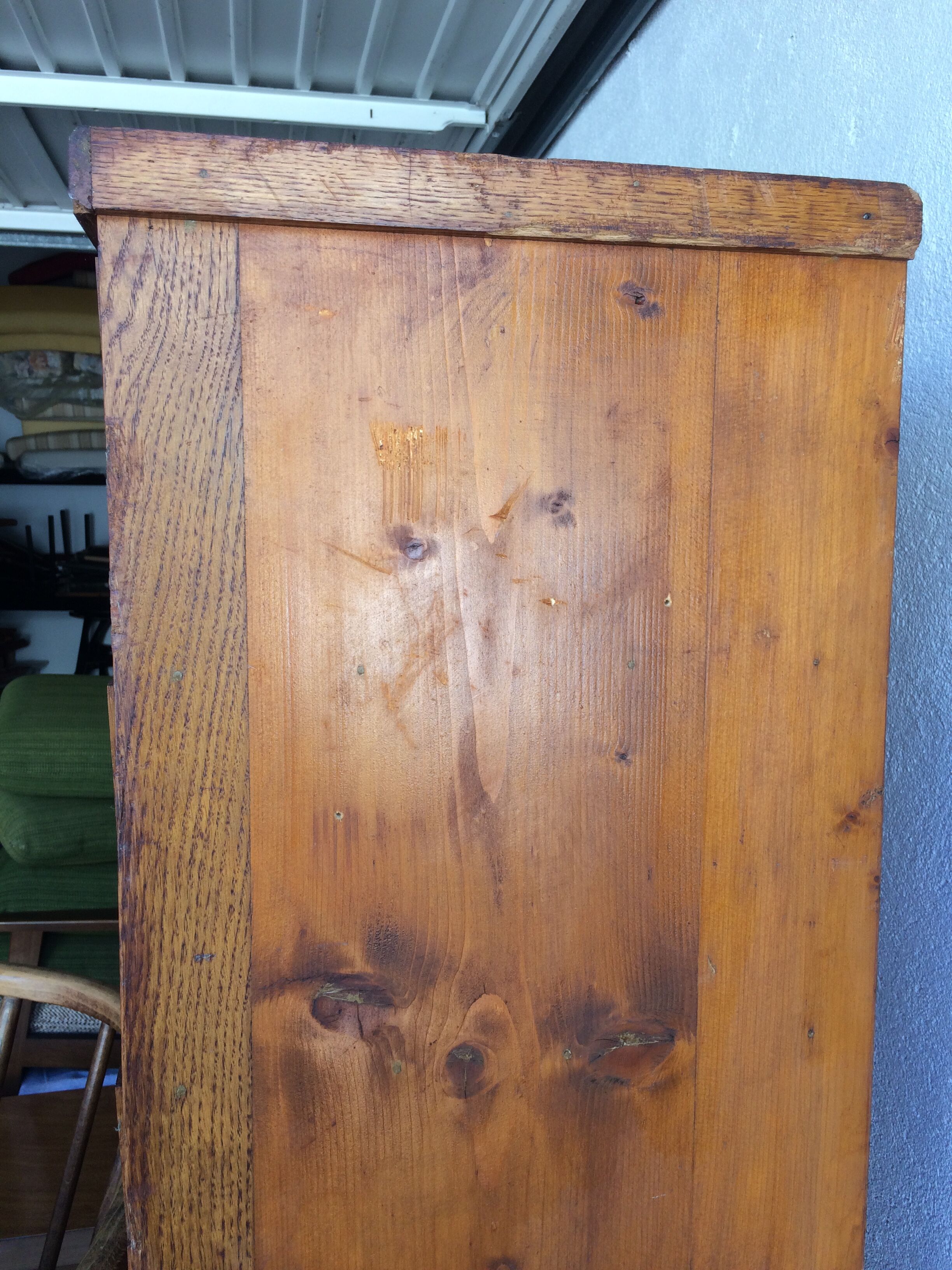 Furniture with clamshell