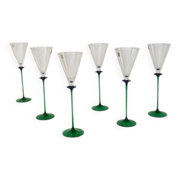 Un ensemble de 6 flûtes à champagne en verre soufflé à la main, vert émeraude et bleu cobalt.