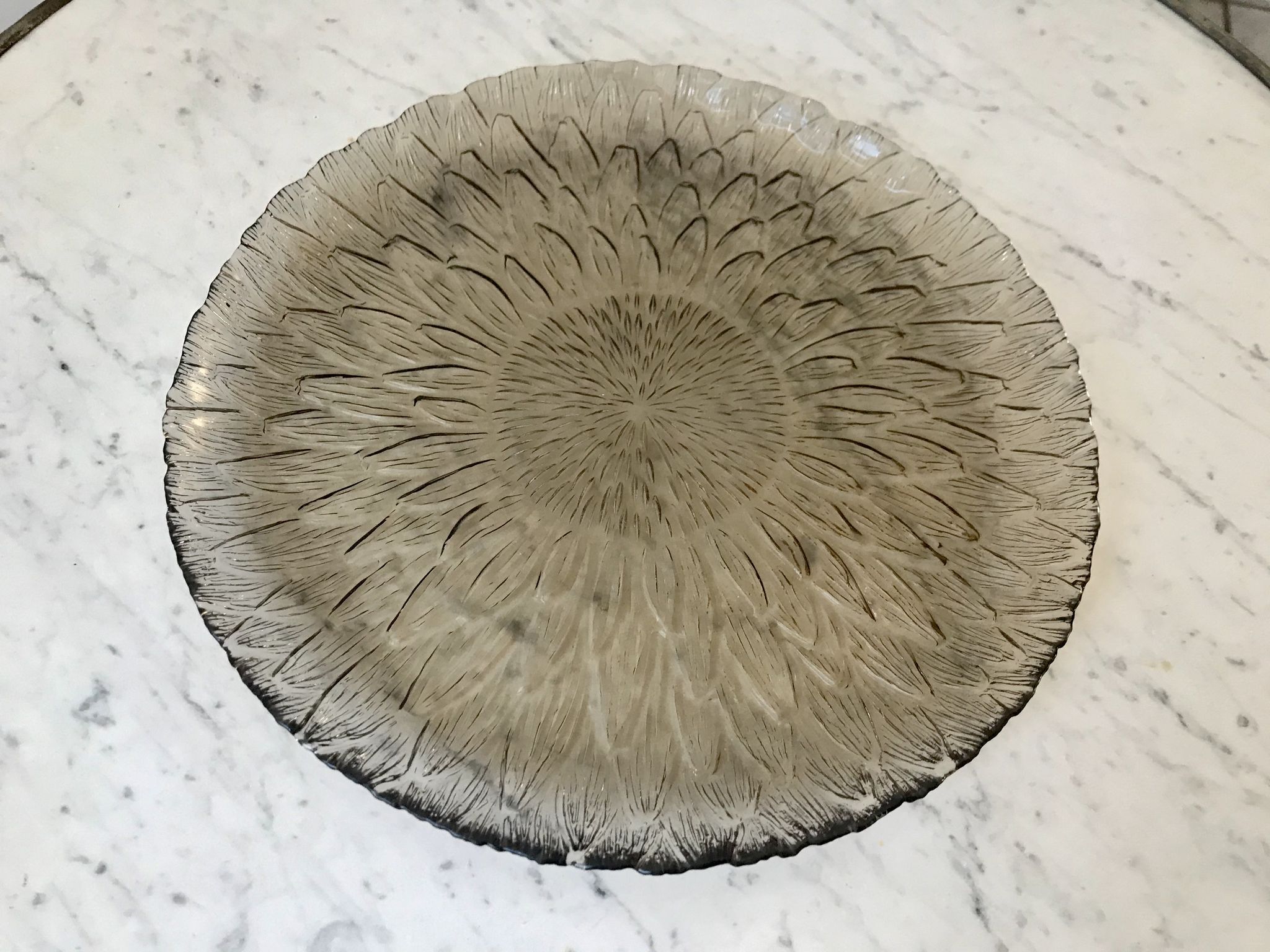 Plat rond en verre fumé motif fleur années 70