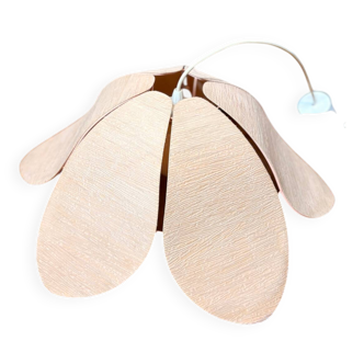 Lustrous petal shape