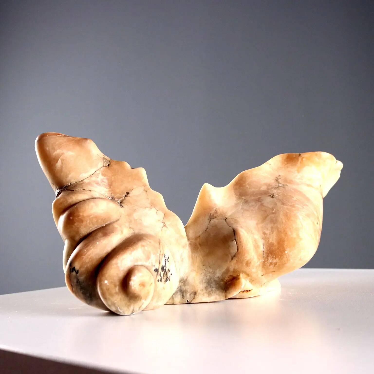 Antique alabaster centrepiece in the shape of a shell, 19th-20th century.