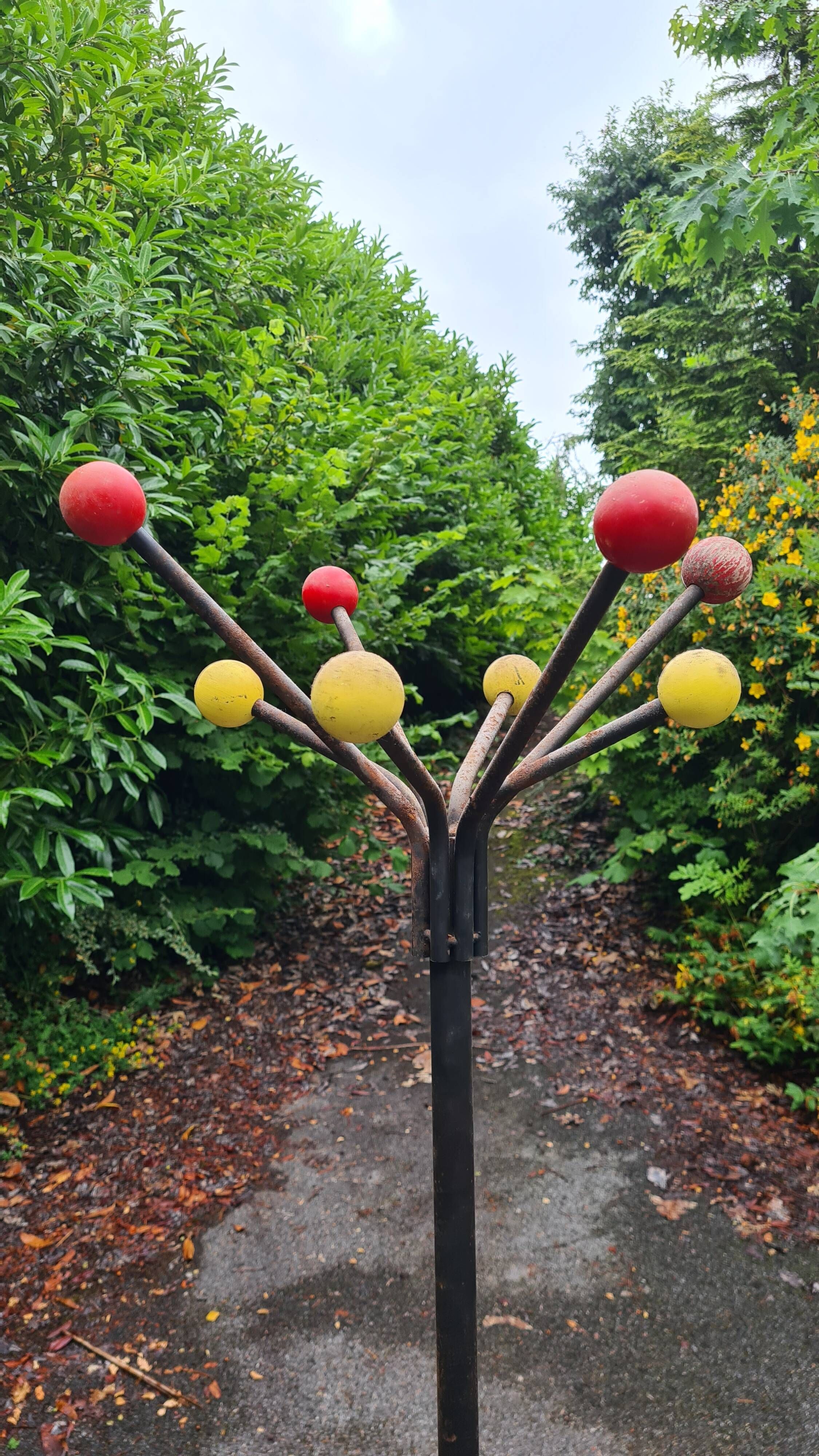 Atomic coat rack in metal and wooden balls / 1950s