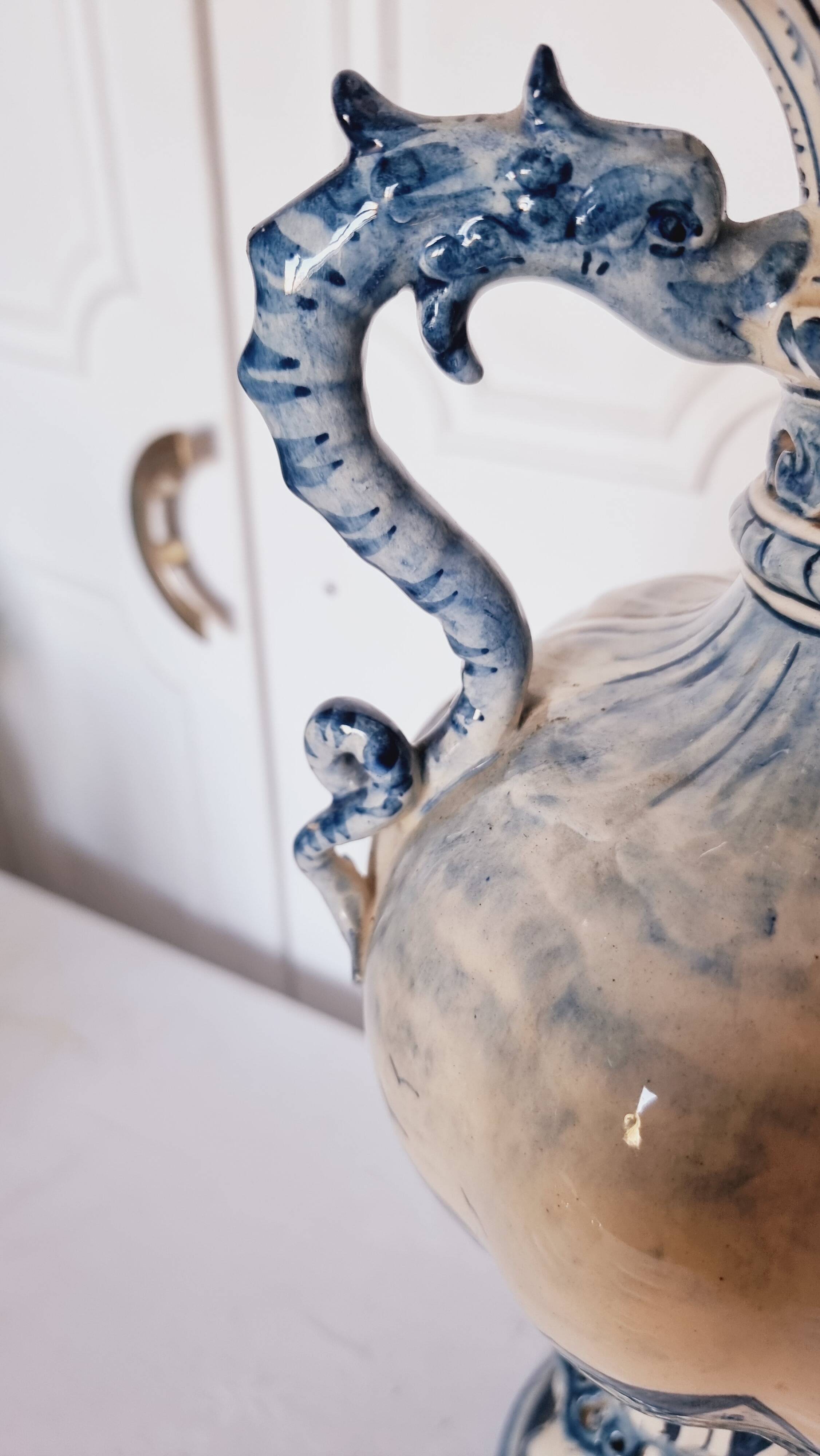 Large Spanish vase in Talavera style, hand-painted, adorned with a landscape.