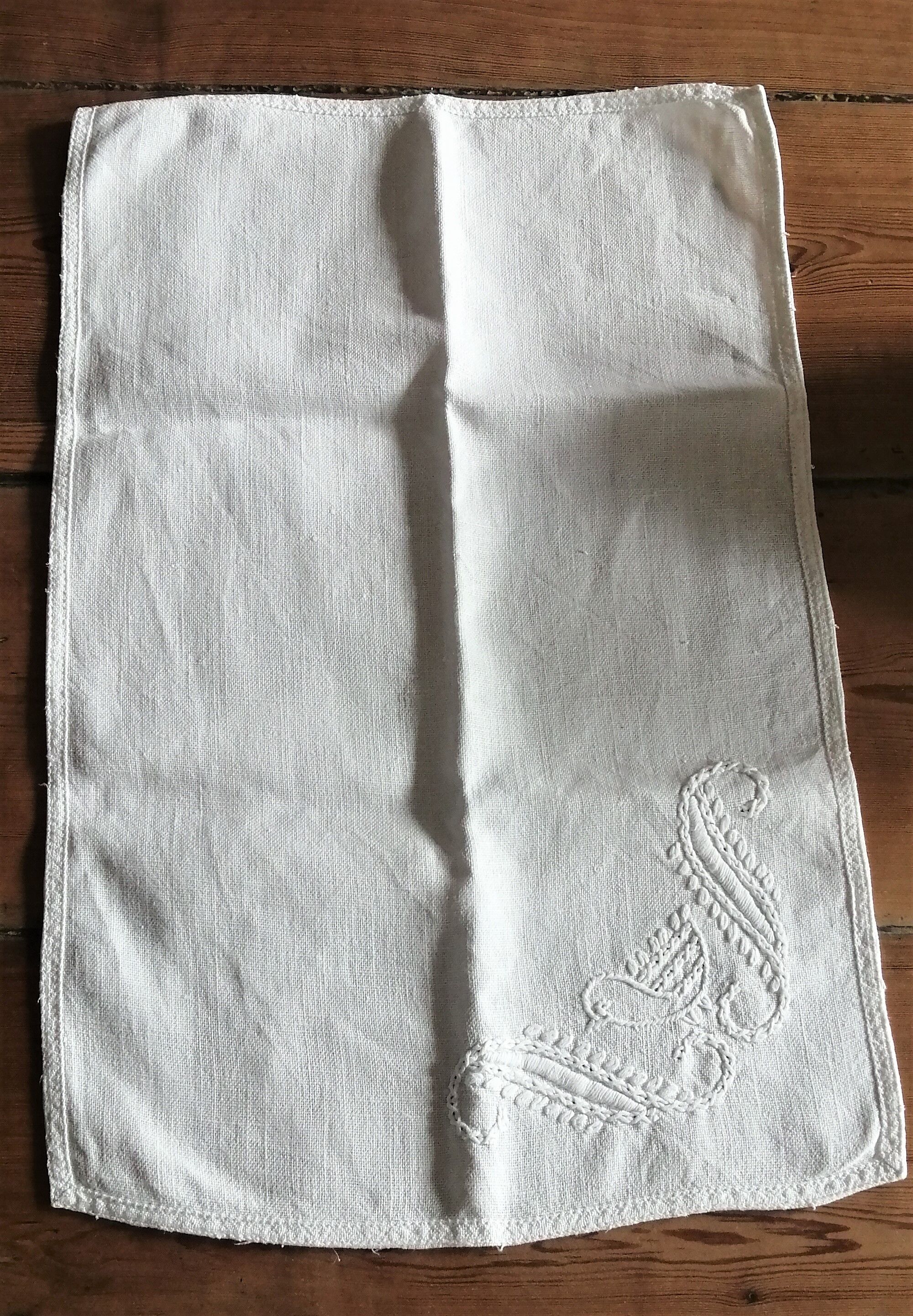 Lot 16 antique napkins embroidered with "bird" motif