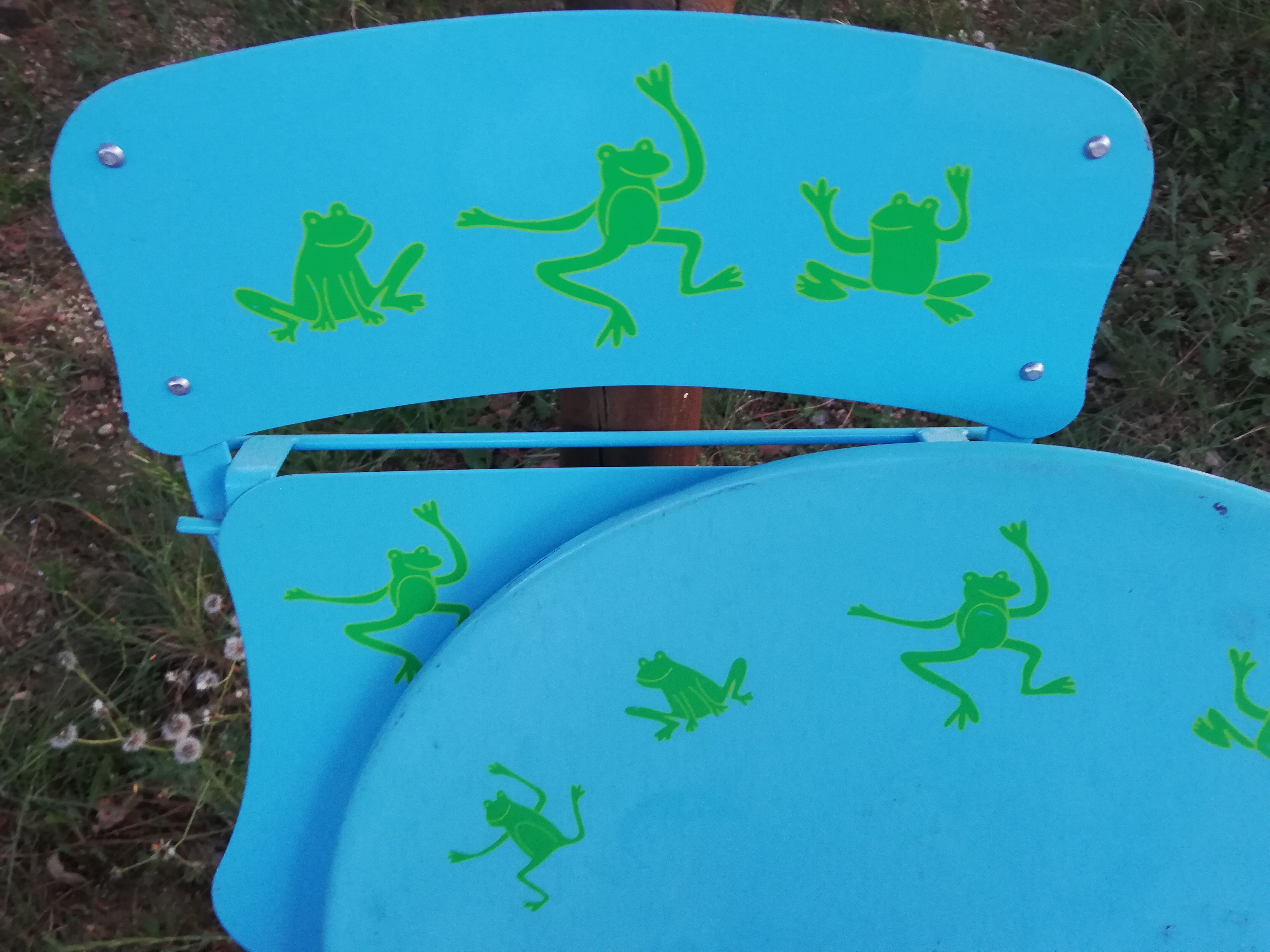 Garden pedestal with chair