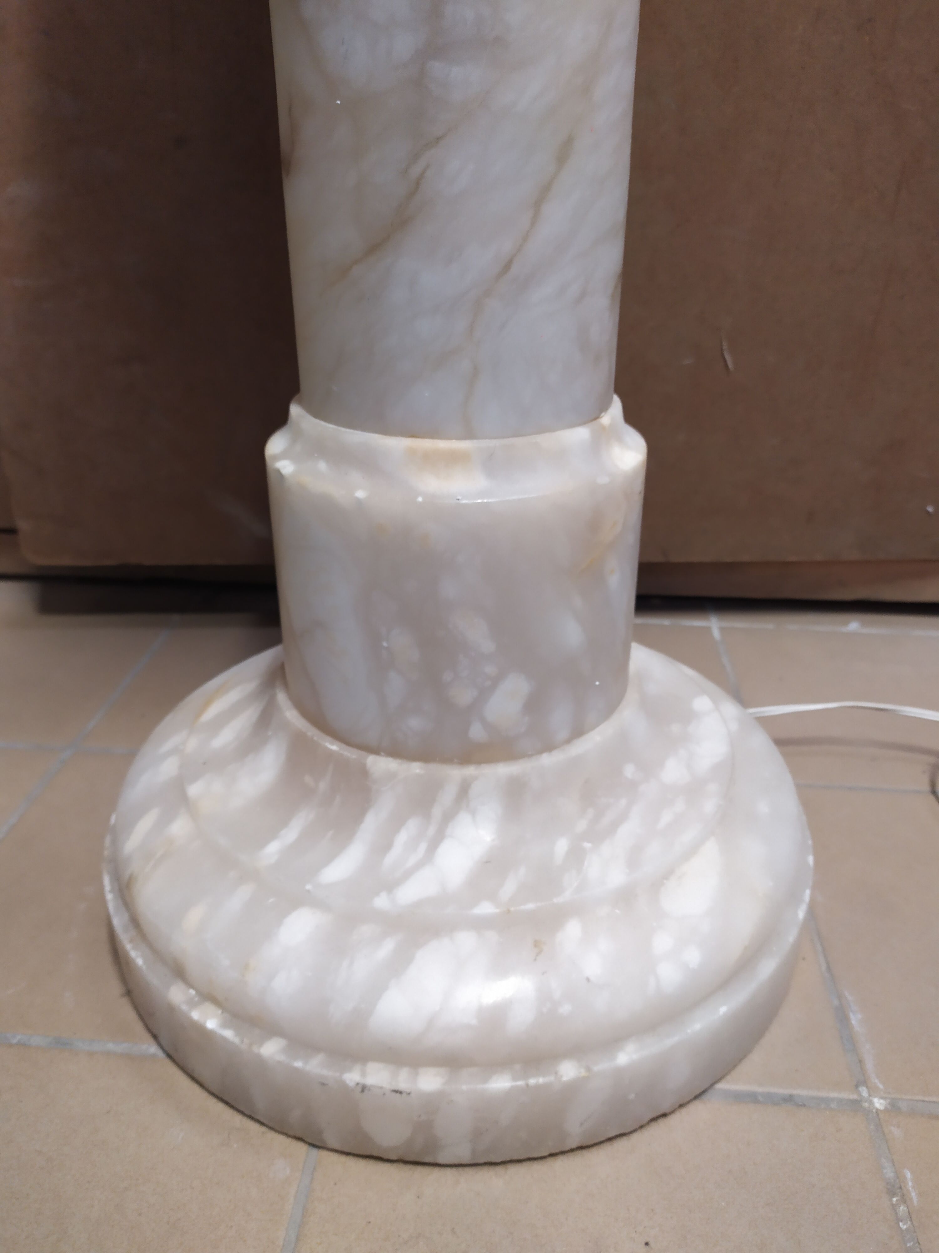 Column in bright alabaster 87 cm 3 fires