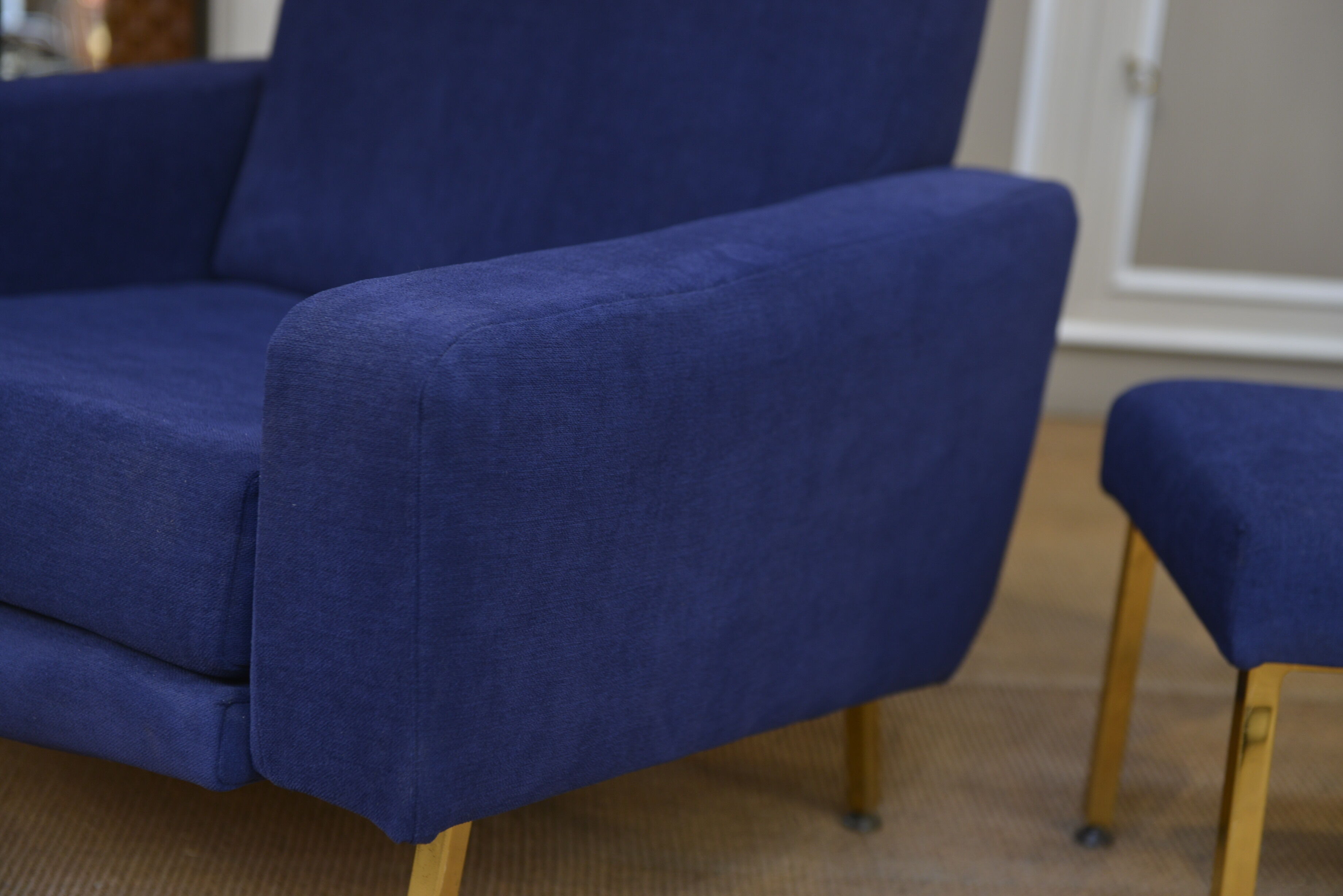 Pair of armchairs and ottoman vintage 1950 in blue velour and brass