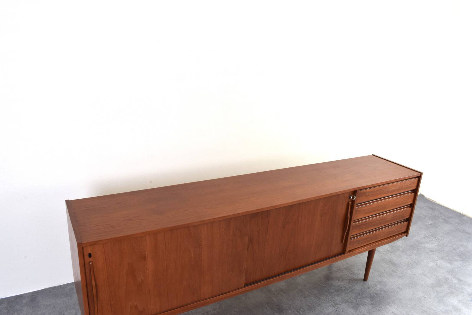 Buffet en teck danois du milieu du siècle, années 1960.