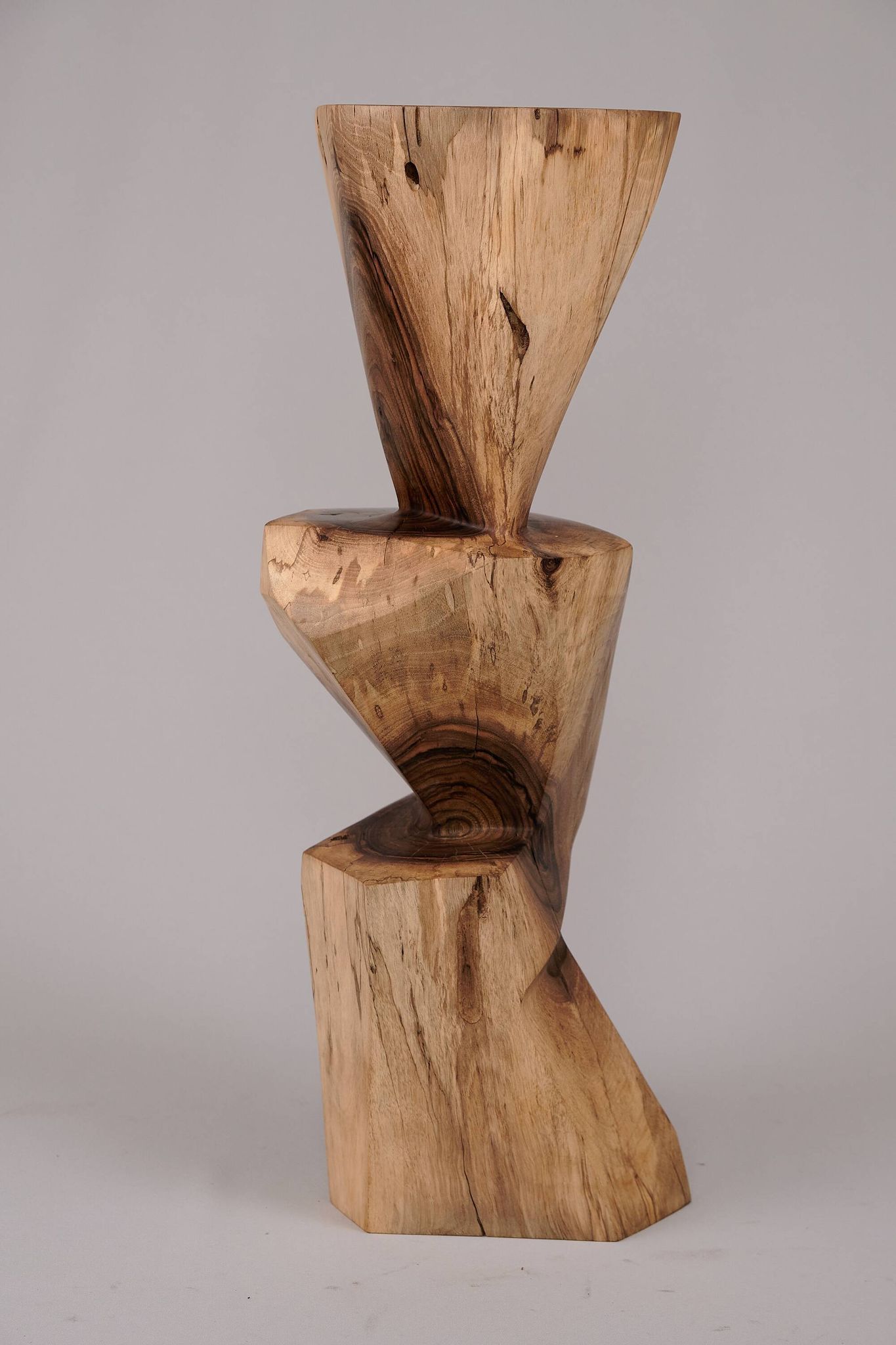 Table d’appoint sculpturale en bois massif, design contemporain original, logniture
