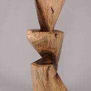 Table d’appoint sculpturale en bois massif, design contemporain original, logniture