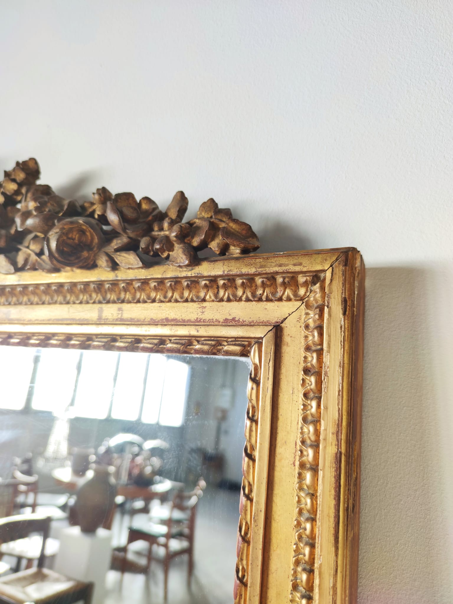 Miroir de cheminée en bois doré à décor de nœud et de roses H : 164 cm