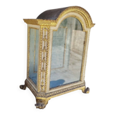 Vitrine italienne du milieu du XVIIIe siècle, époque Louis XV, en bois laqué et doré