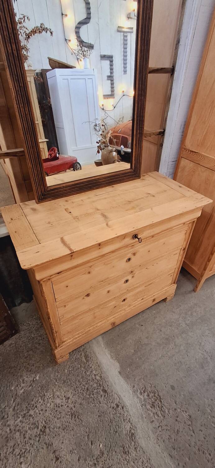 Antique chest of drawers