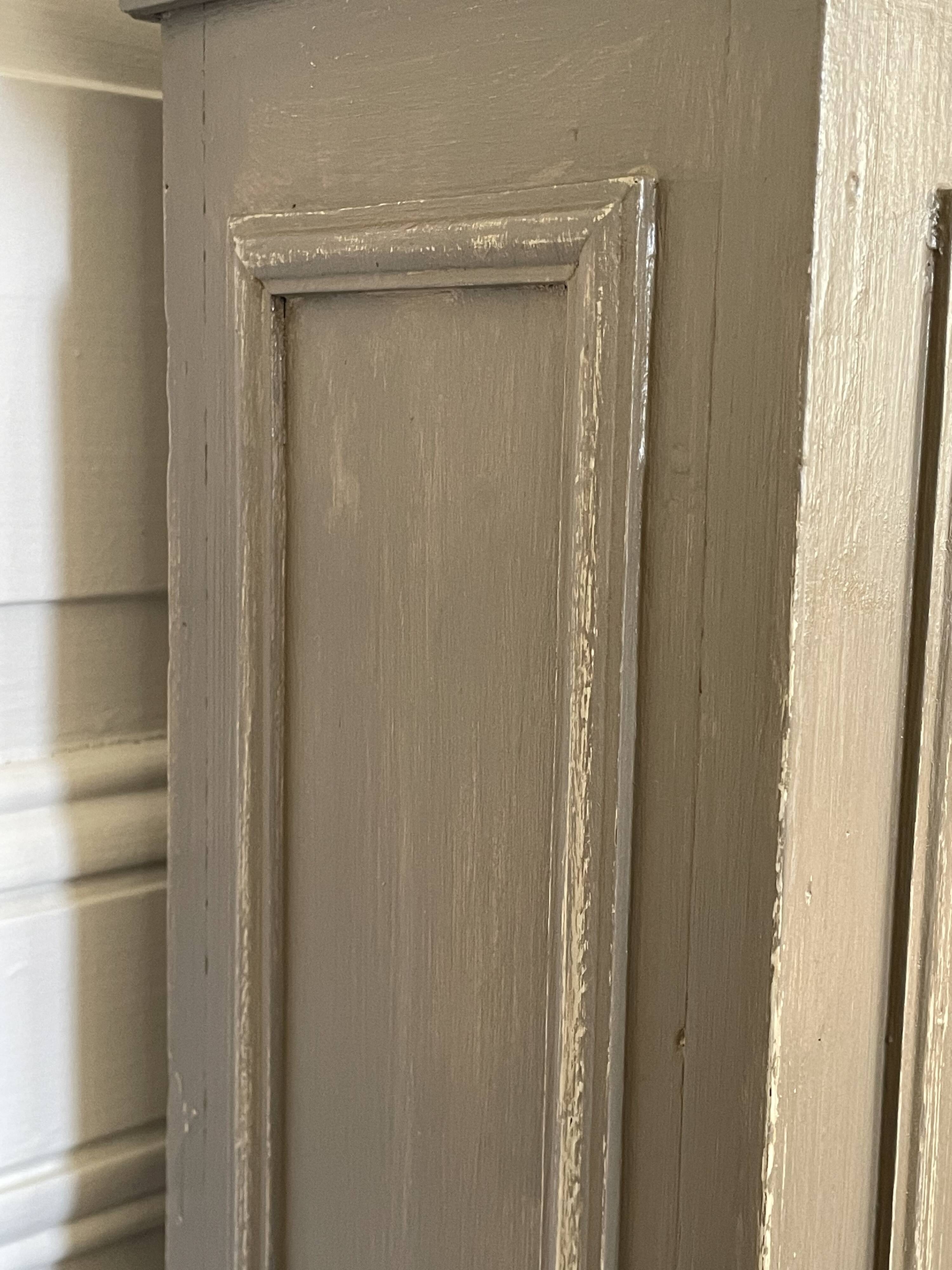 Colonne en bois peint