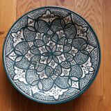 Plat rond en céramique artisanale de safi au maroc