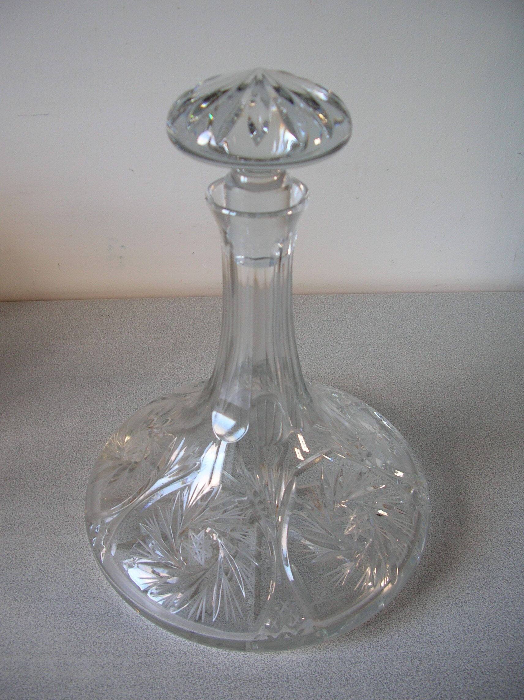 Old decanter to decant in chiseled glass and cap Table art