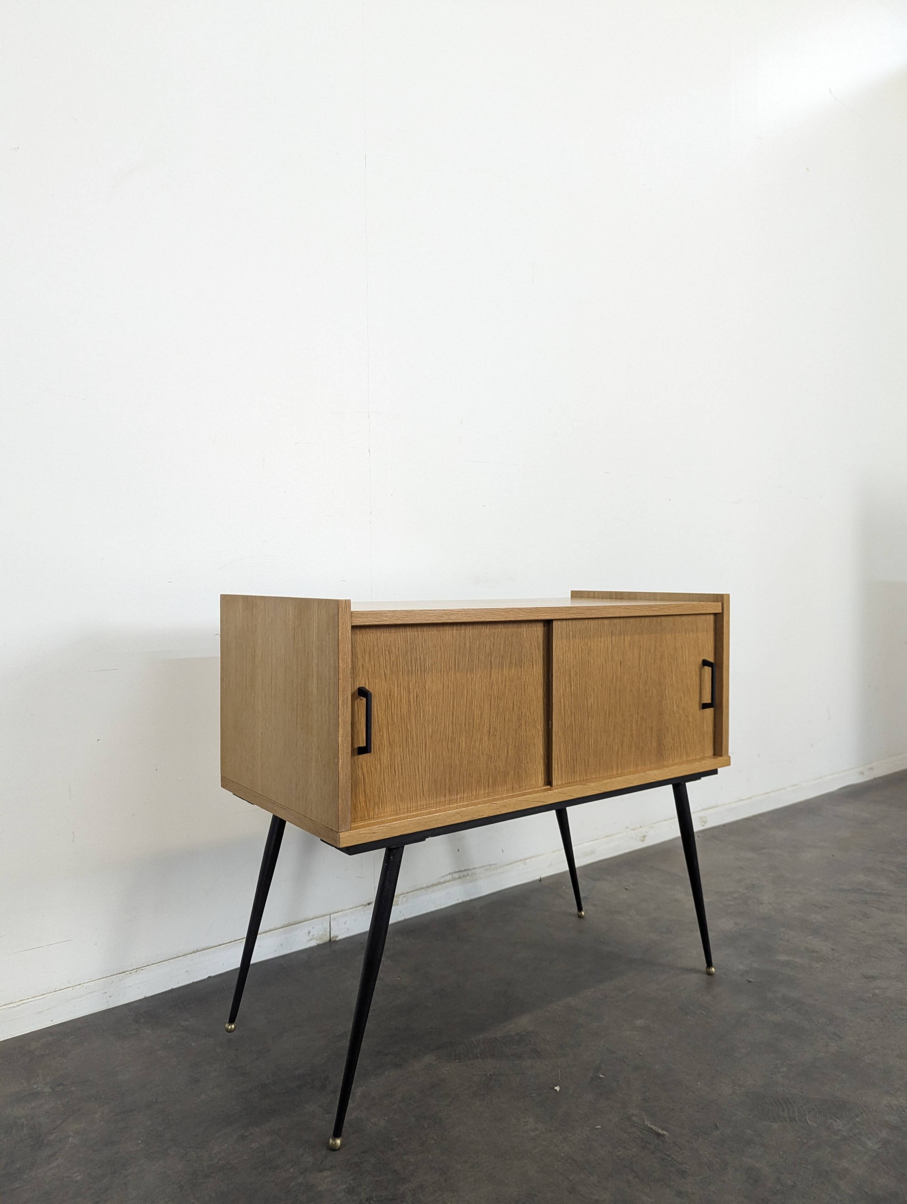 Modernist sideboard with 2 doors in oak veneer.