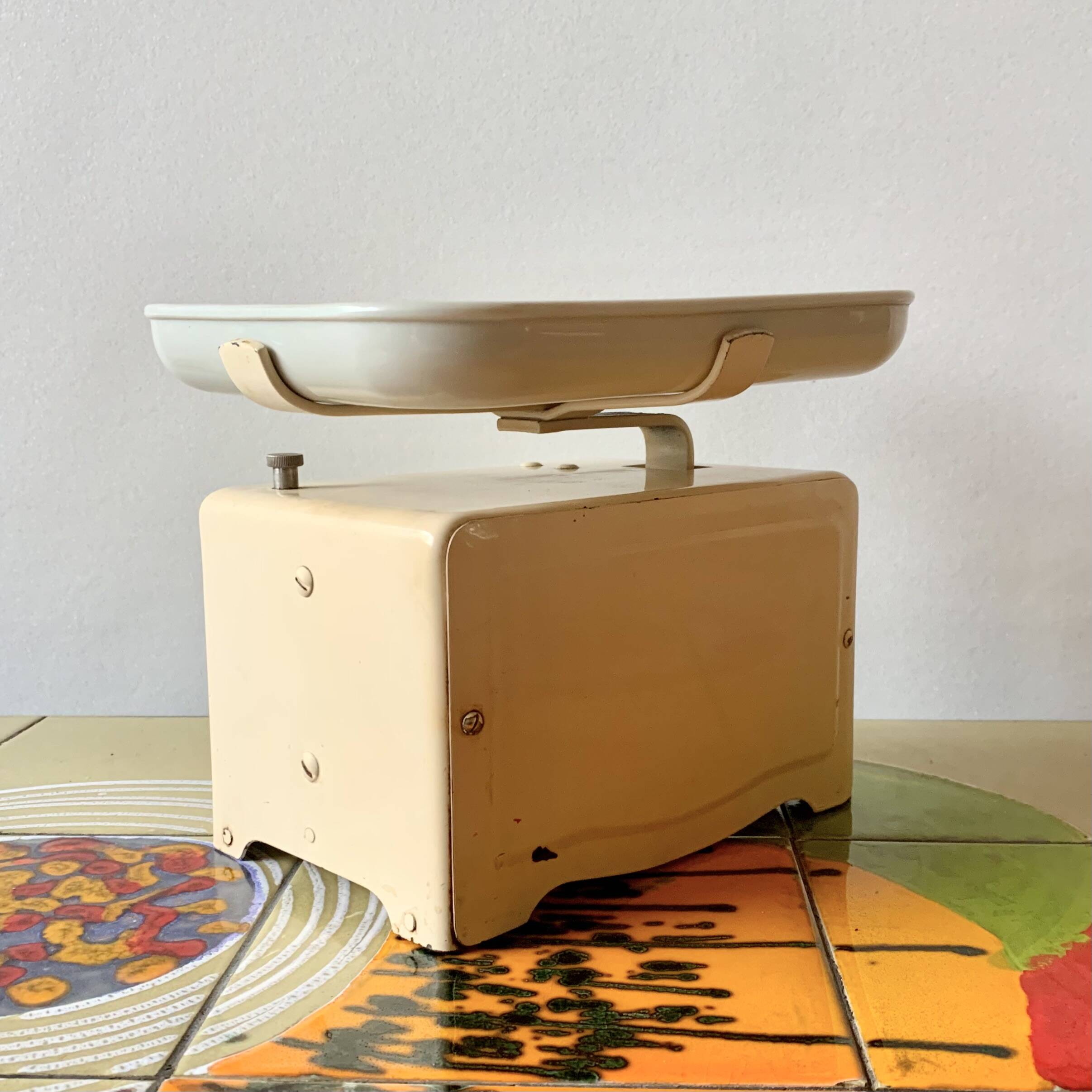 Old Lyssex kitchen scale - Force 10