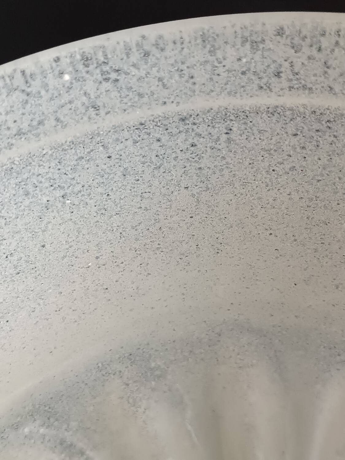 Beige fluted ear-shaped glass paste bucket