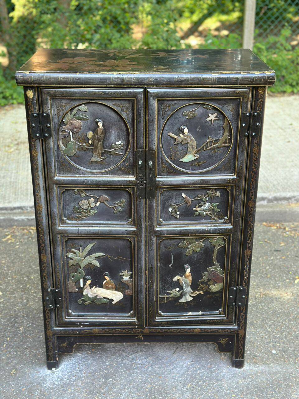 Buffet chinois vintage en laque noire sculptures Nagao des années 50