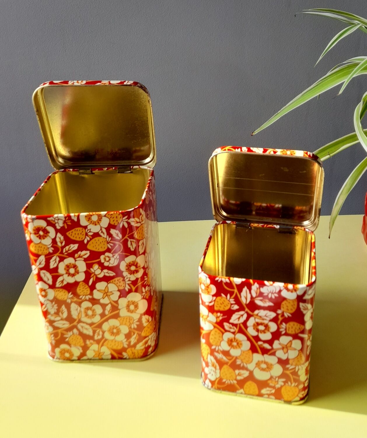 Strawberry nesting boxes 60s