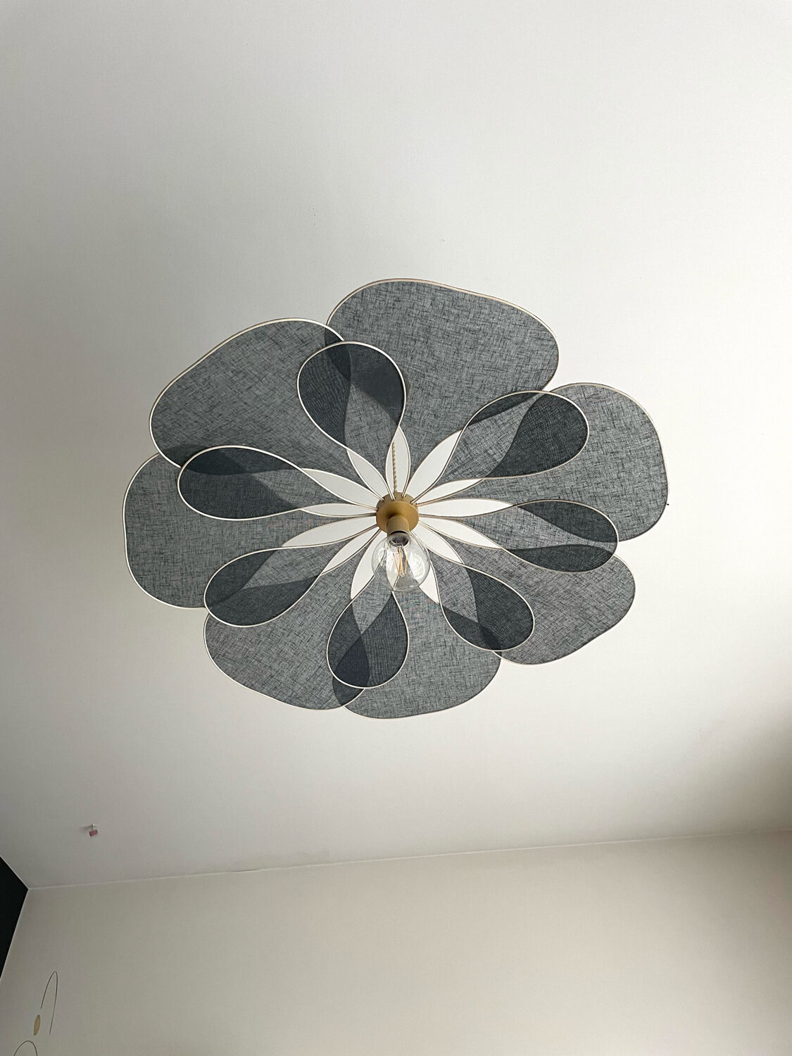 Floral pendant light in linen and rattan