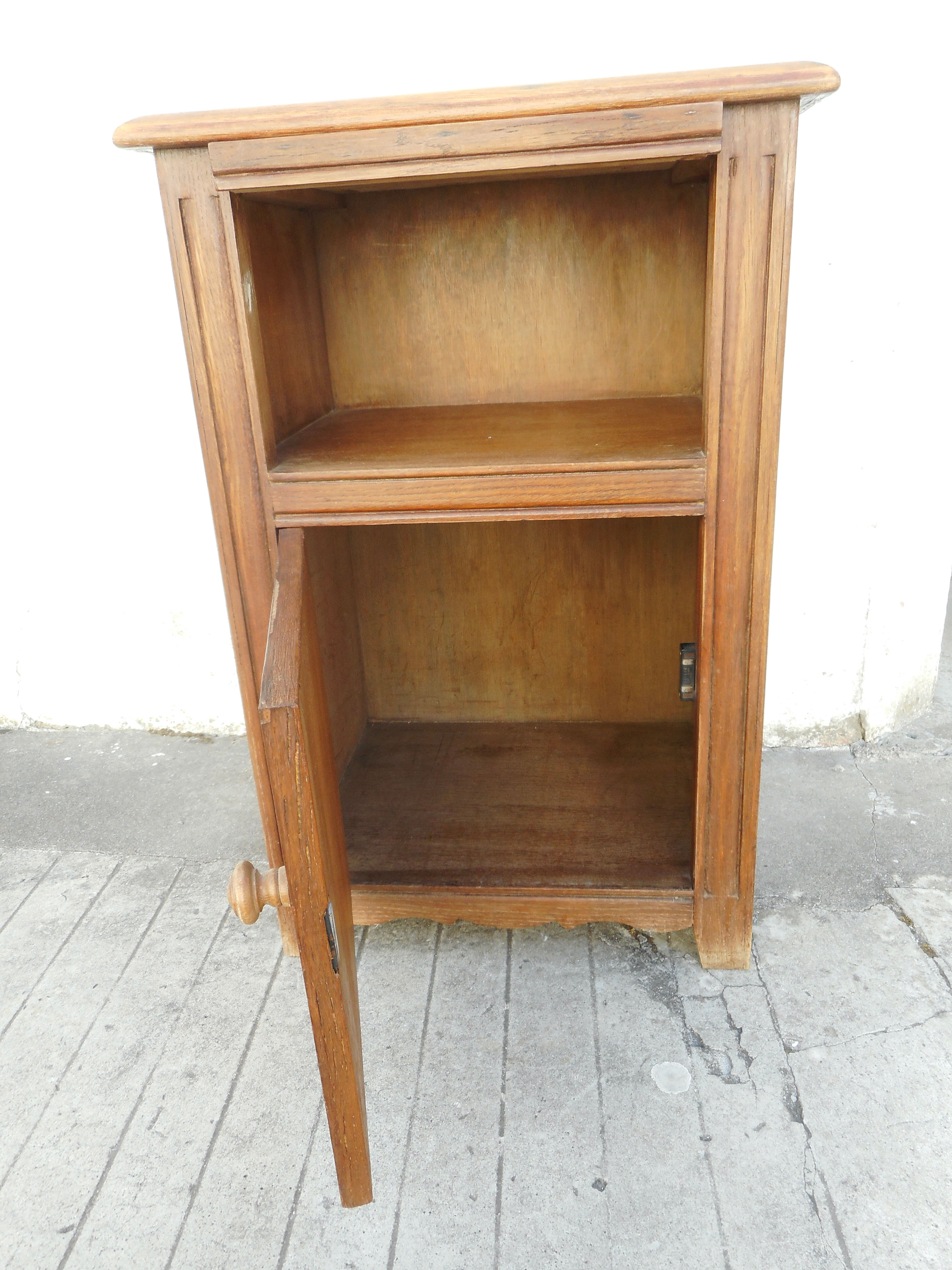 Extra furniture a door topped by a niche