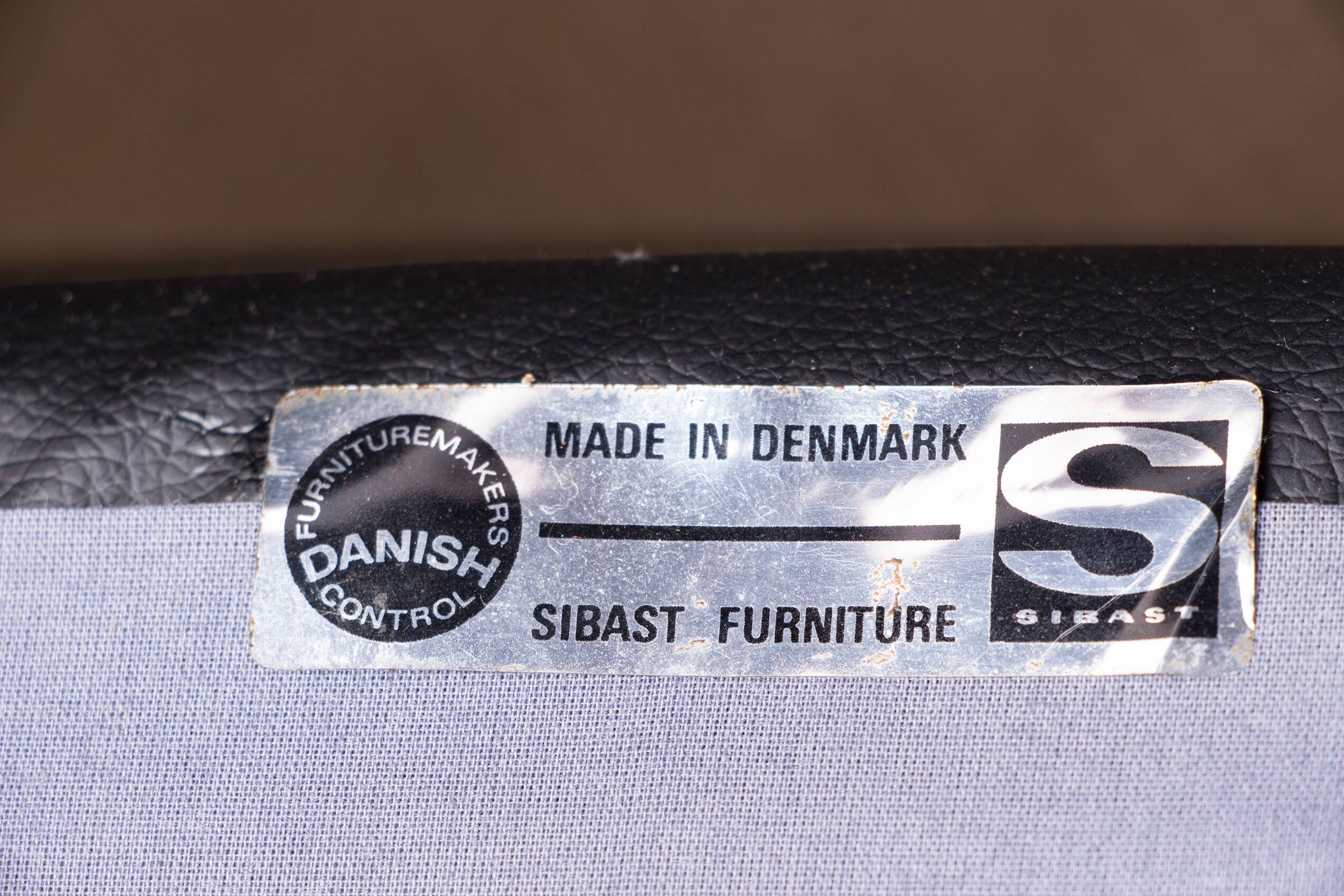 6 Danish chairs in teak and new skai, model 418 Arne Vodder 1960.
