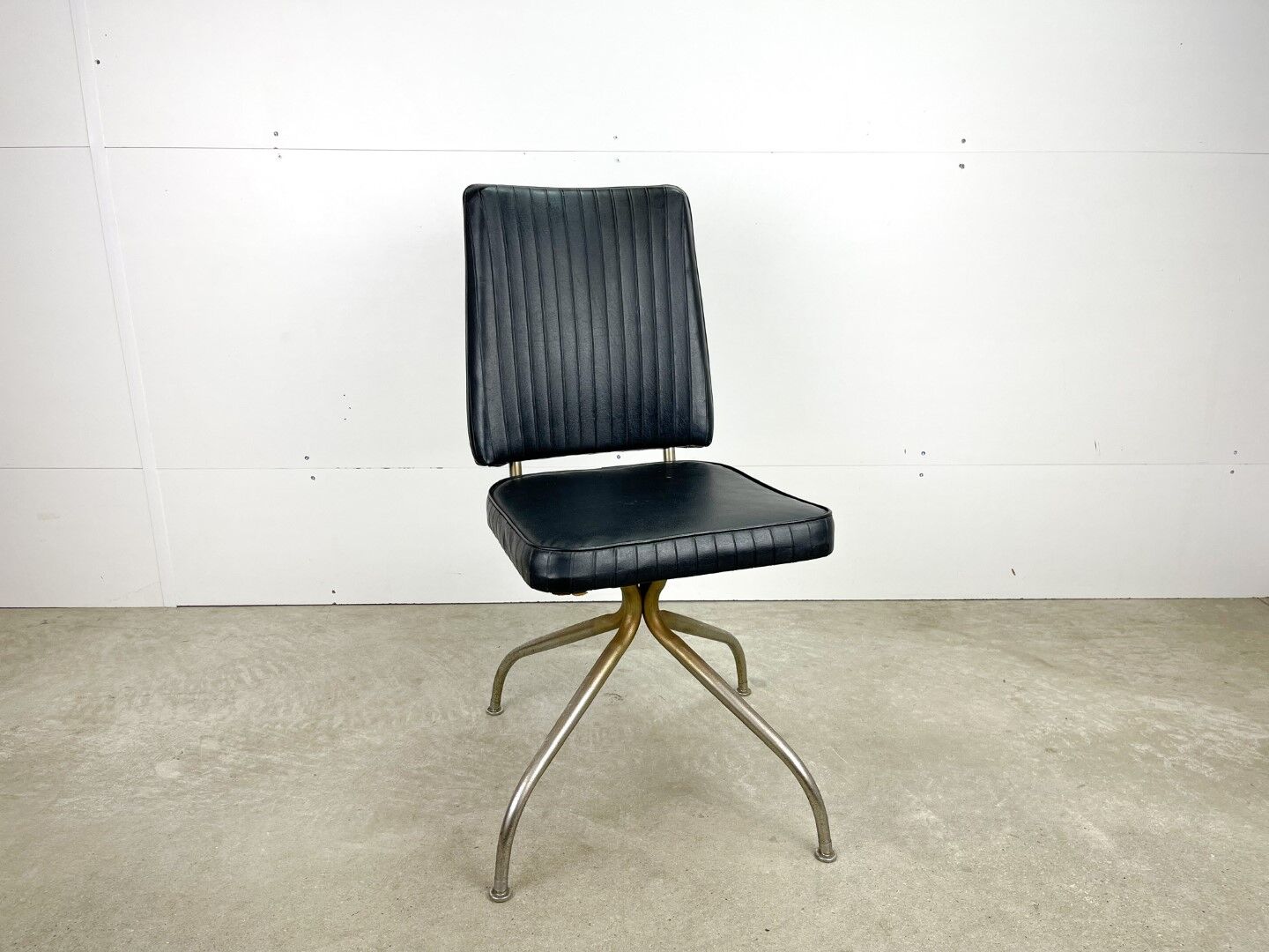 Retro office chair | swivel vintage black chair