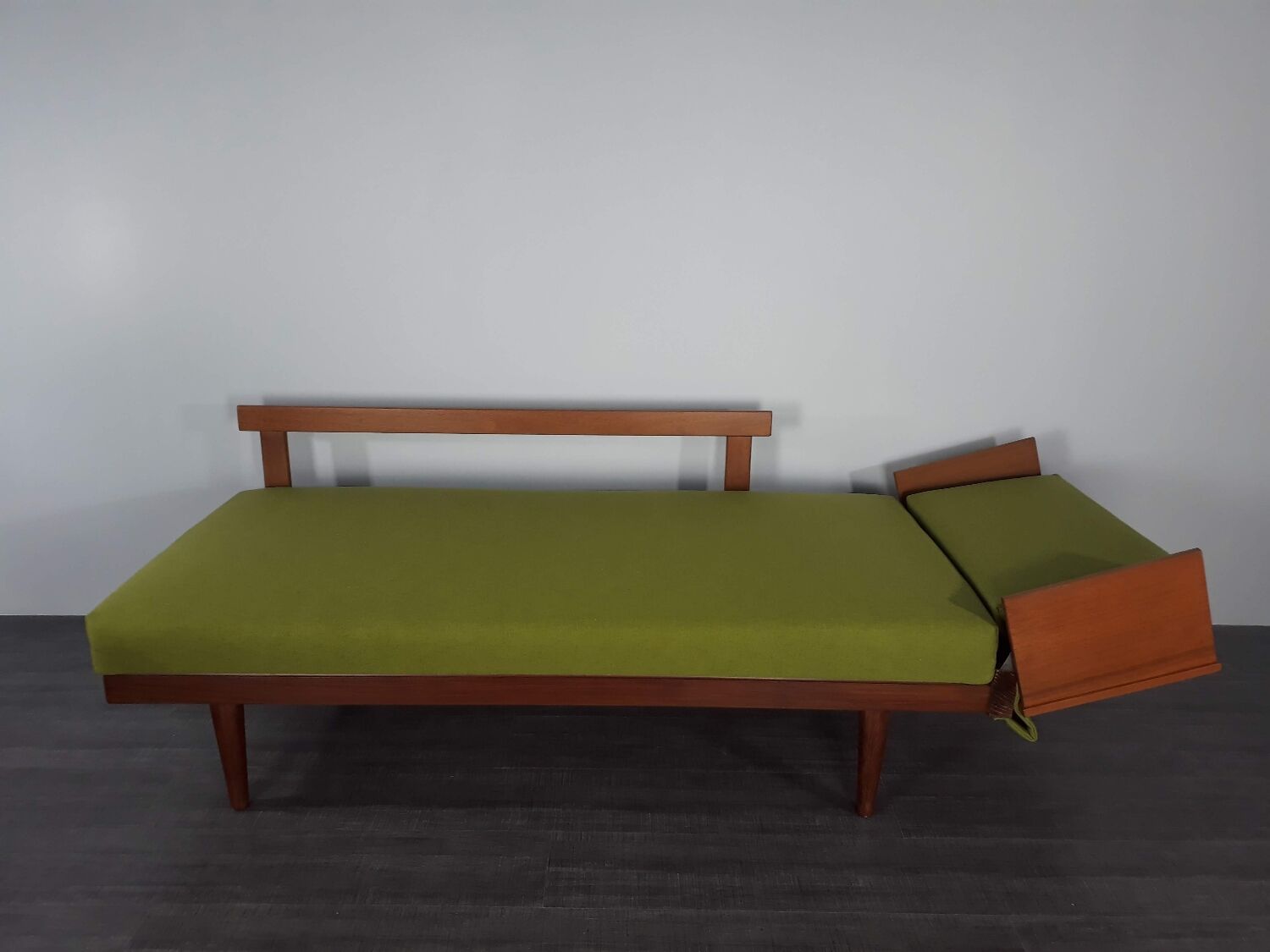 Canapé daybed teck et tissu vert olive, design Ingmar Relling édition Ekornes, 1960s