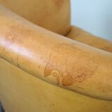 Ensemble ancien unique composé de 2 fauteuils club et d'un canapé en cuir couleur cognac à roulettes