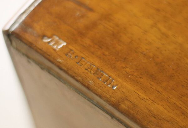 Adorable petit bureau estampillé rené boutin (18e siècle). tiroir secret