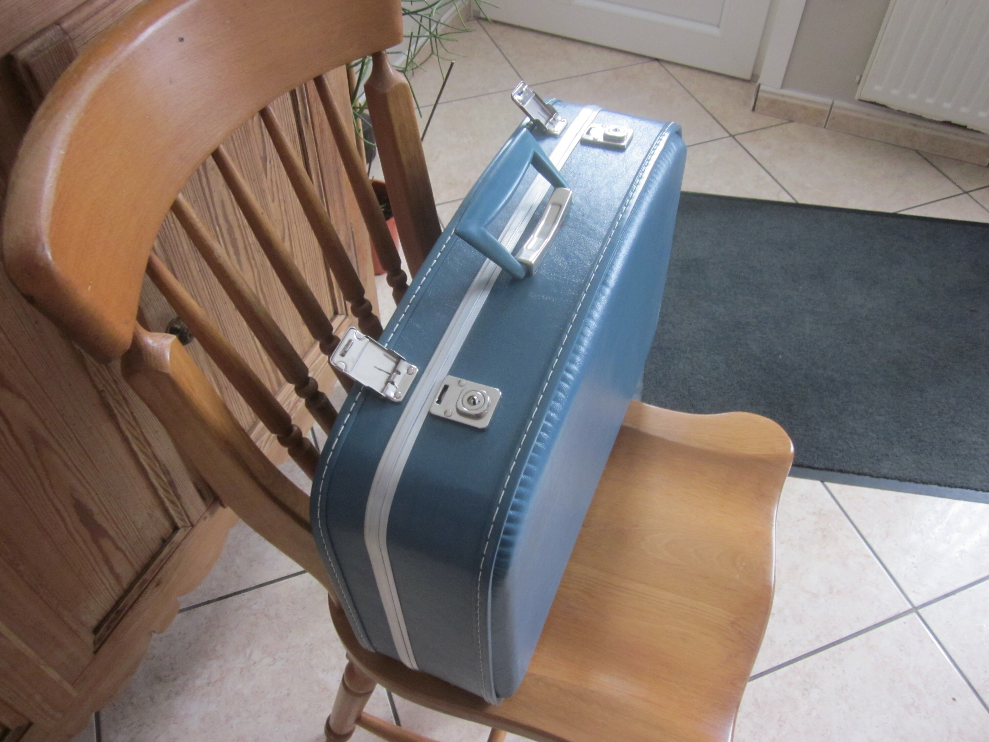 Vintage suitcase air hostesse