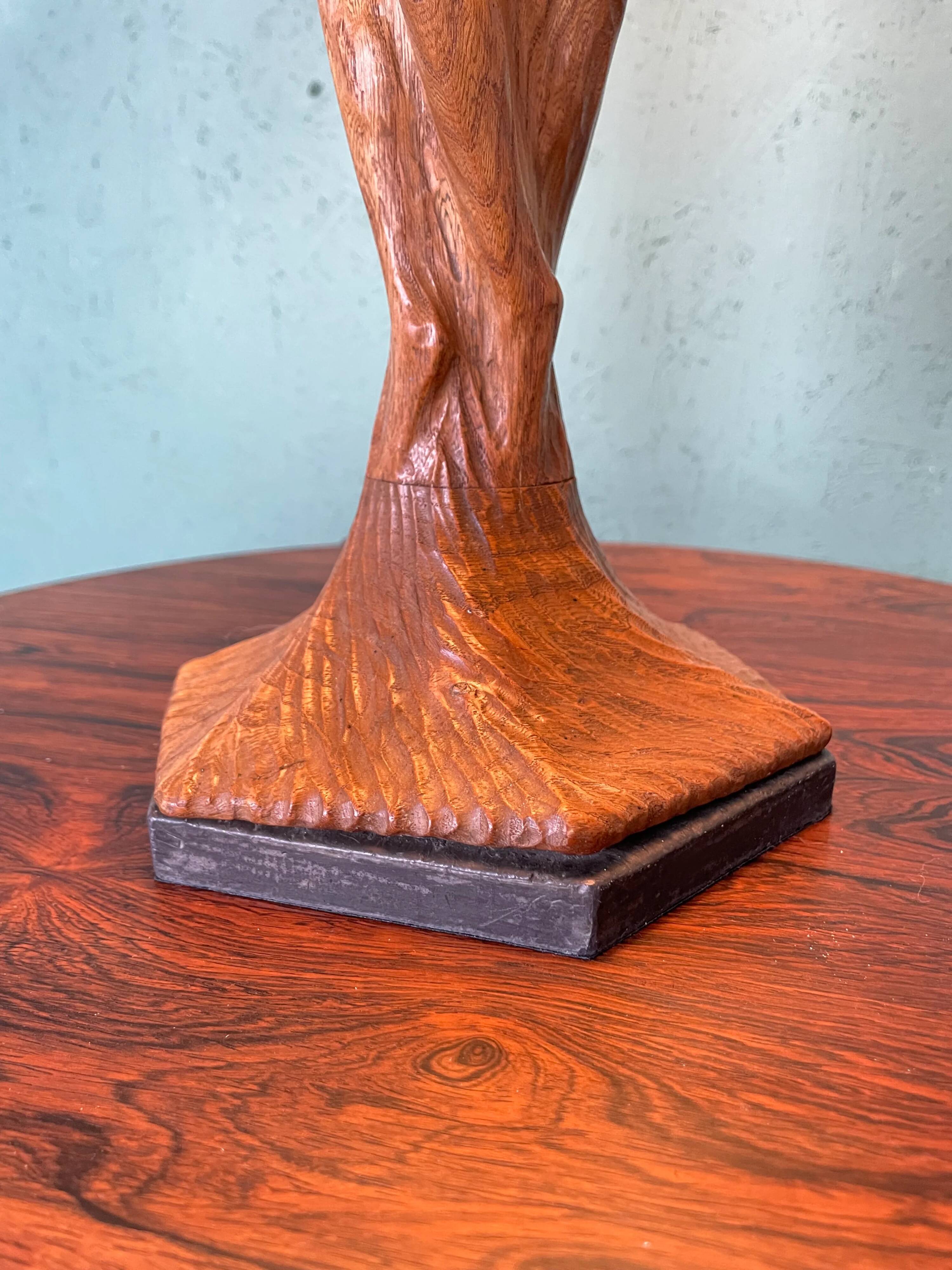 Pied de lampe de table en chêne sculpté frappante et grande (75 cm) attribuée à un sculpteur scandinave.