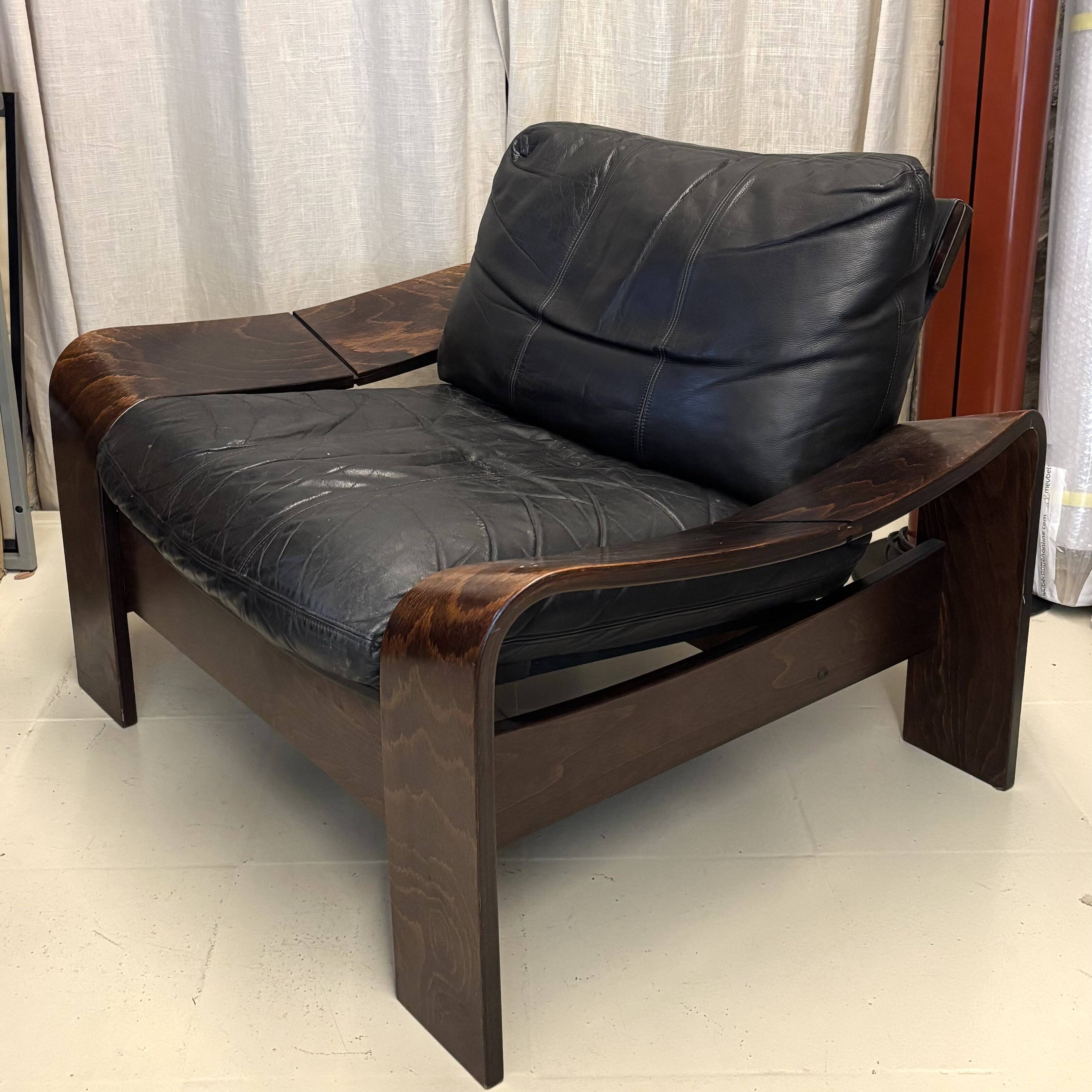 Pair of Scandinavian armchairs in leather and rosewood.