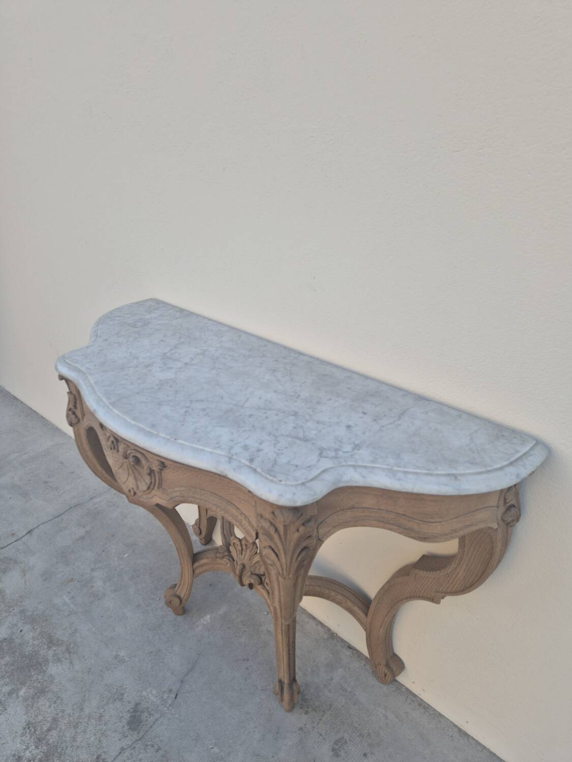 Louis XV curved console in solid oak, 18th century, decorated