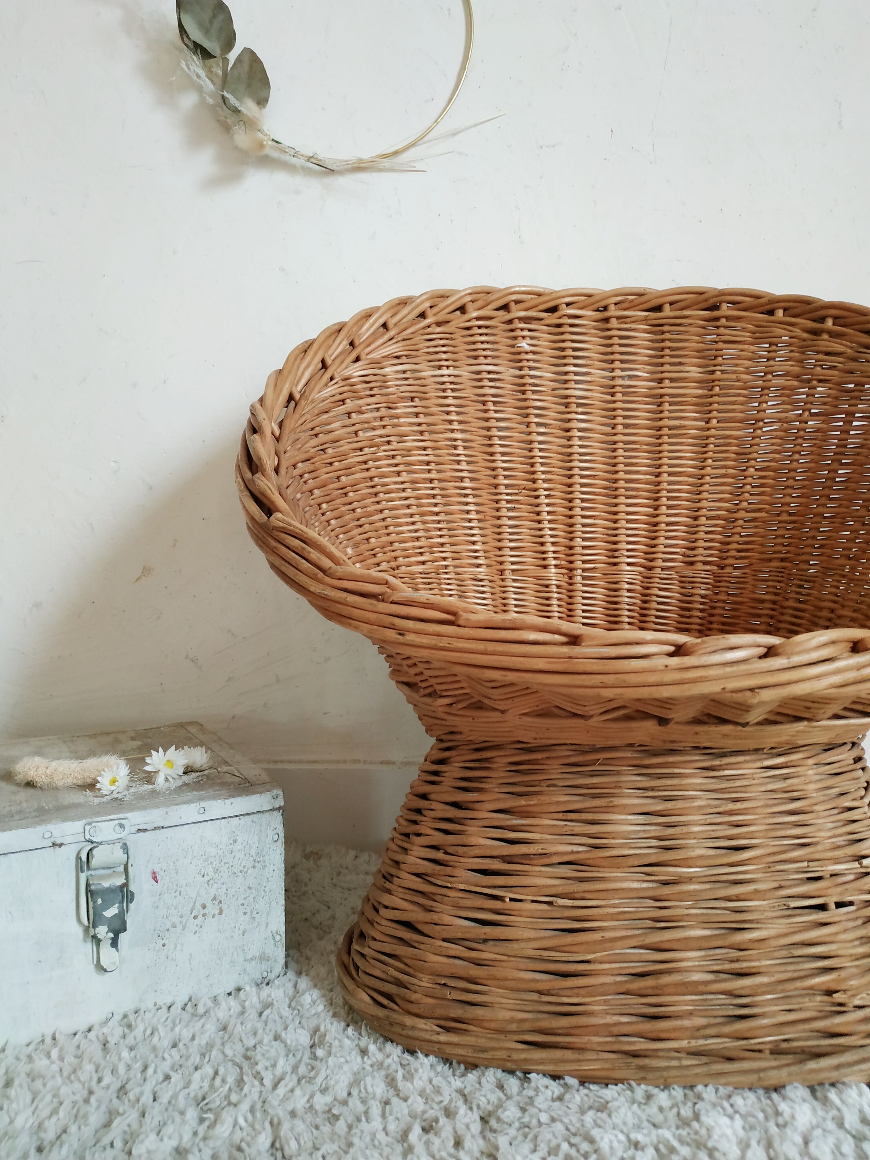 Fauteuil corbeille enfant en rotin tressé ancien