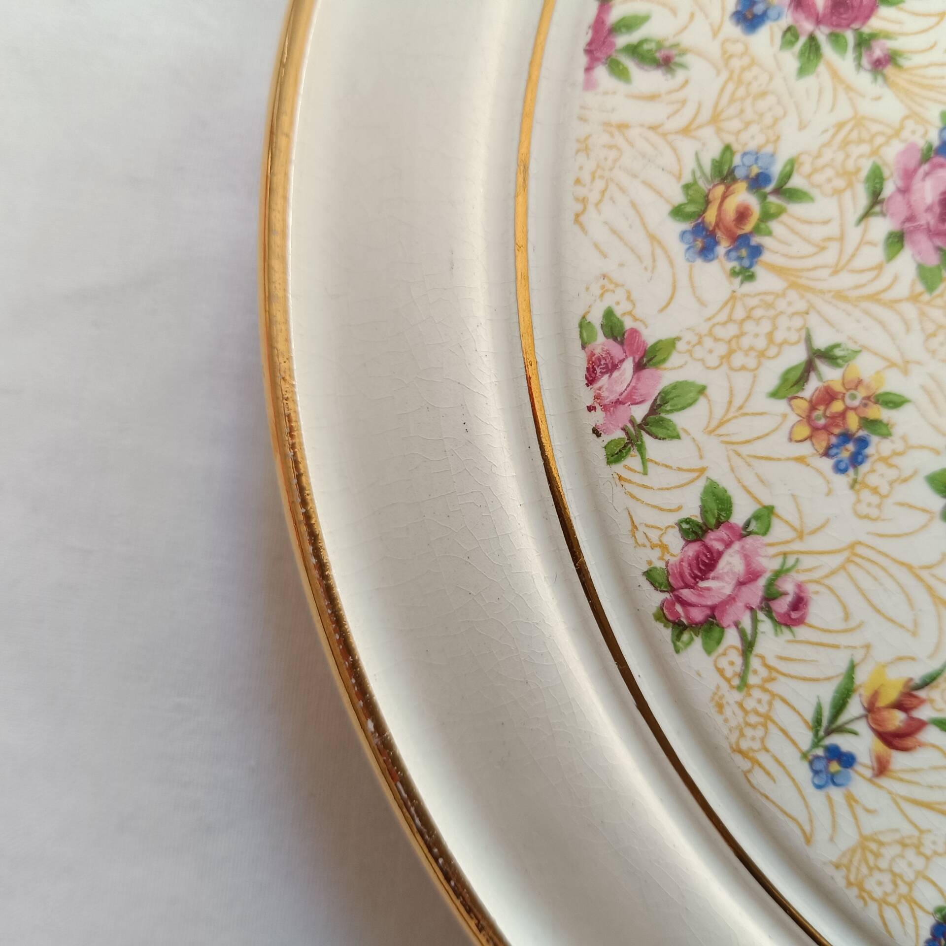 Vintage round trivet, ideal for adding a romantic touch.