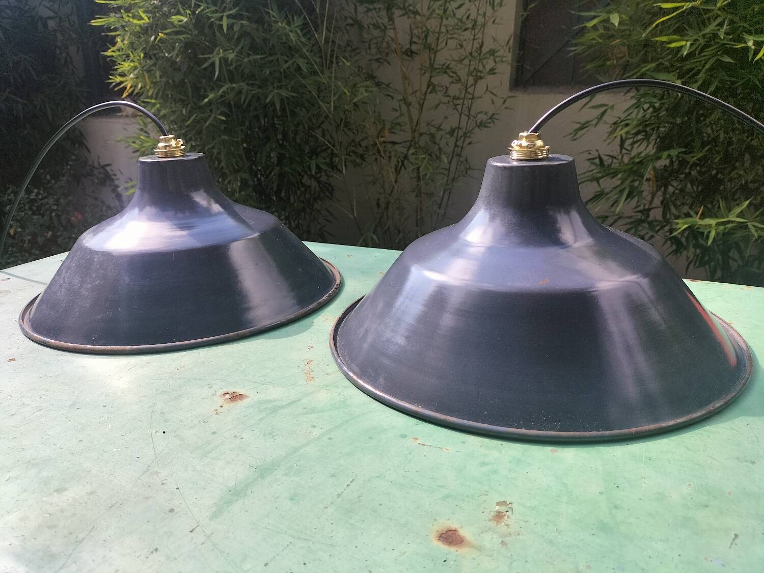 Pair of enamelled sheet metal suspensions