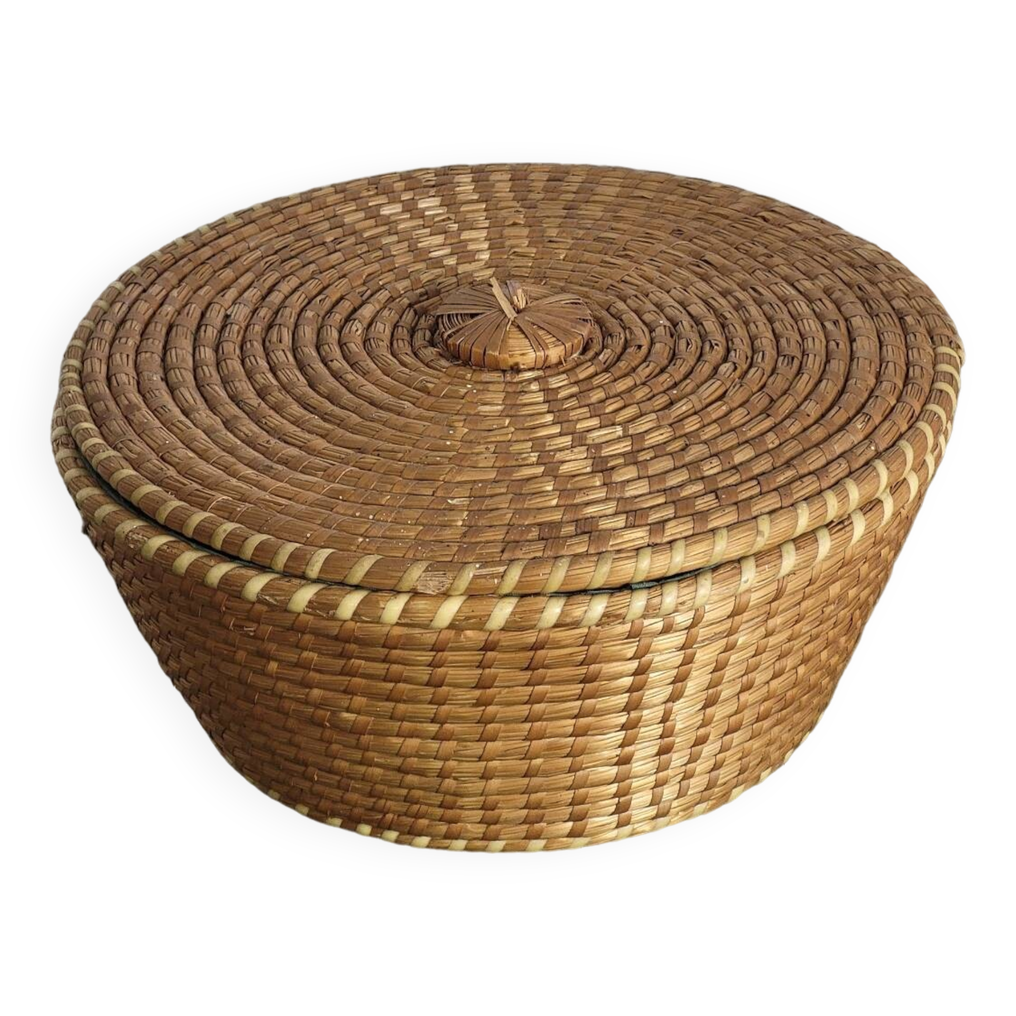 Round straw basket