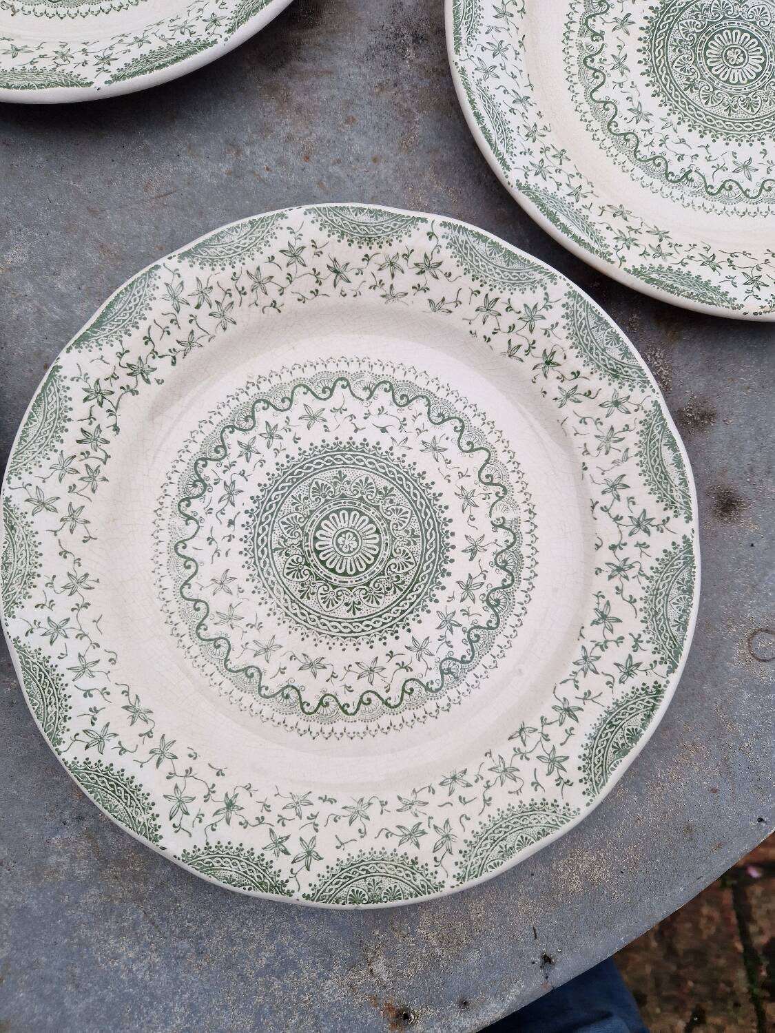 Lot of 8 flat plates in antique English earthenware, fine ware, with patterns.
