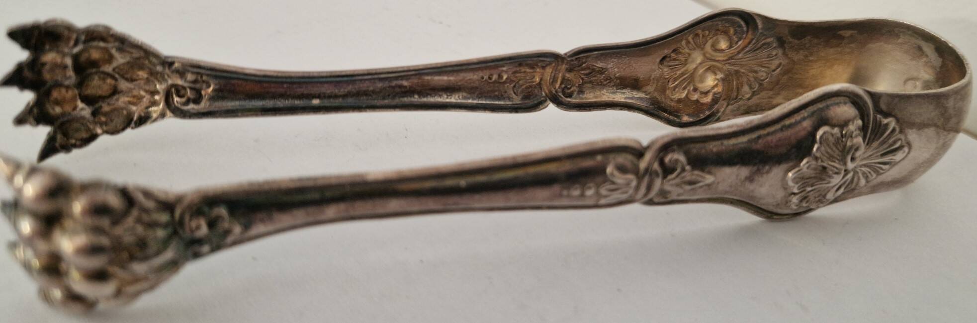 I030 Sugar tongs in silver-plated rock – Louis XV style