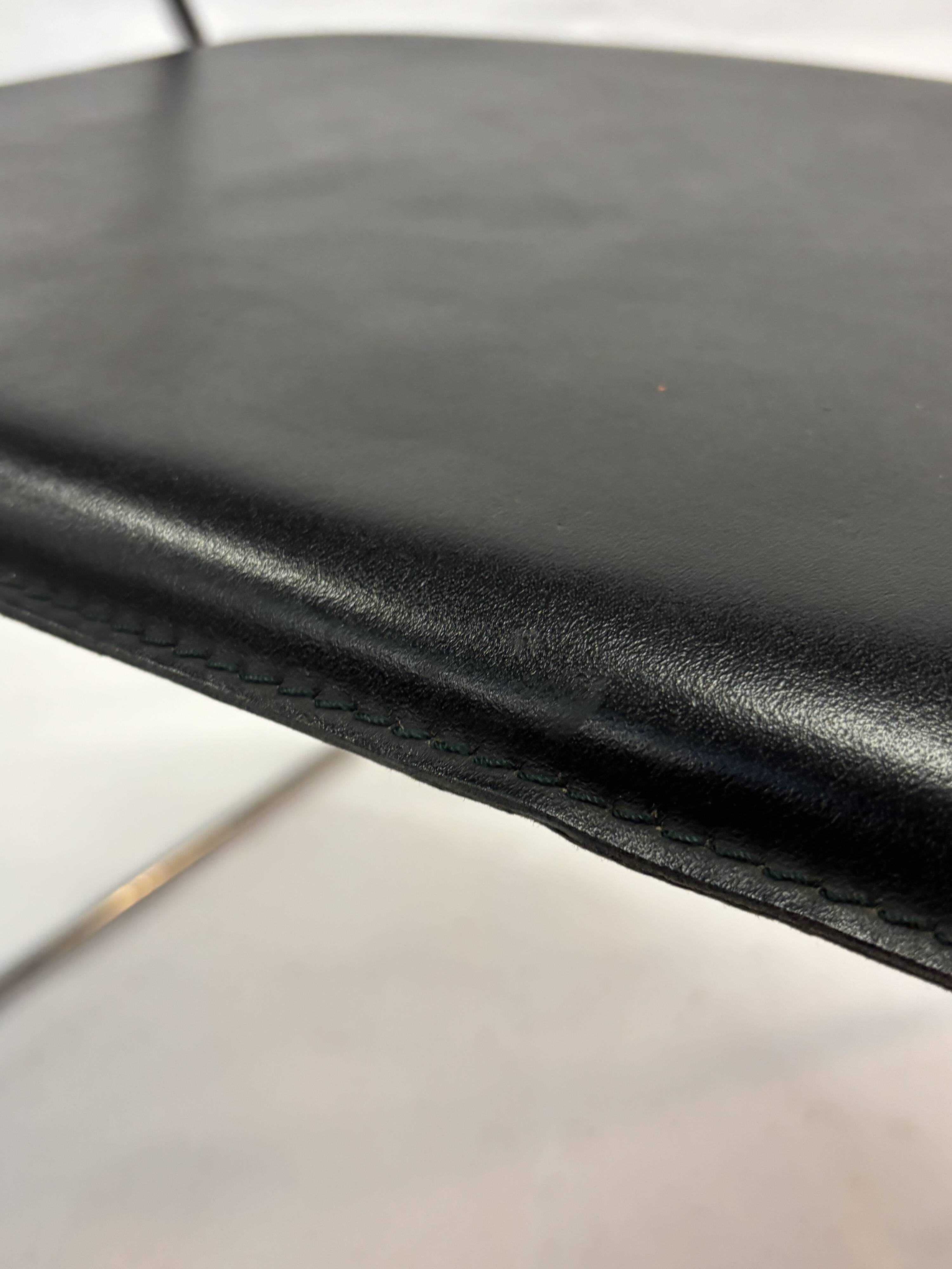 4 chaises minimalistes en fil d'acier chromé, années 80
