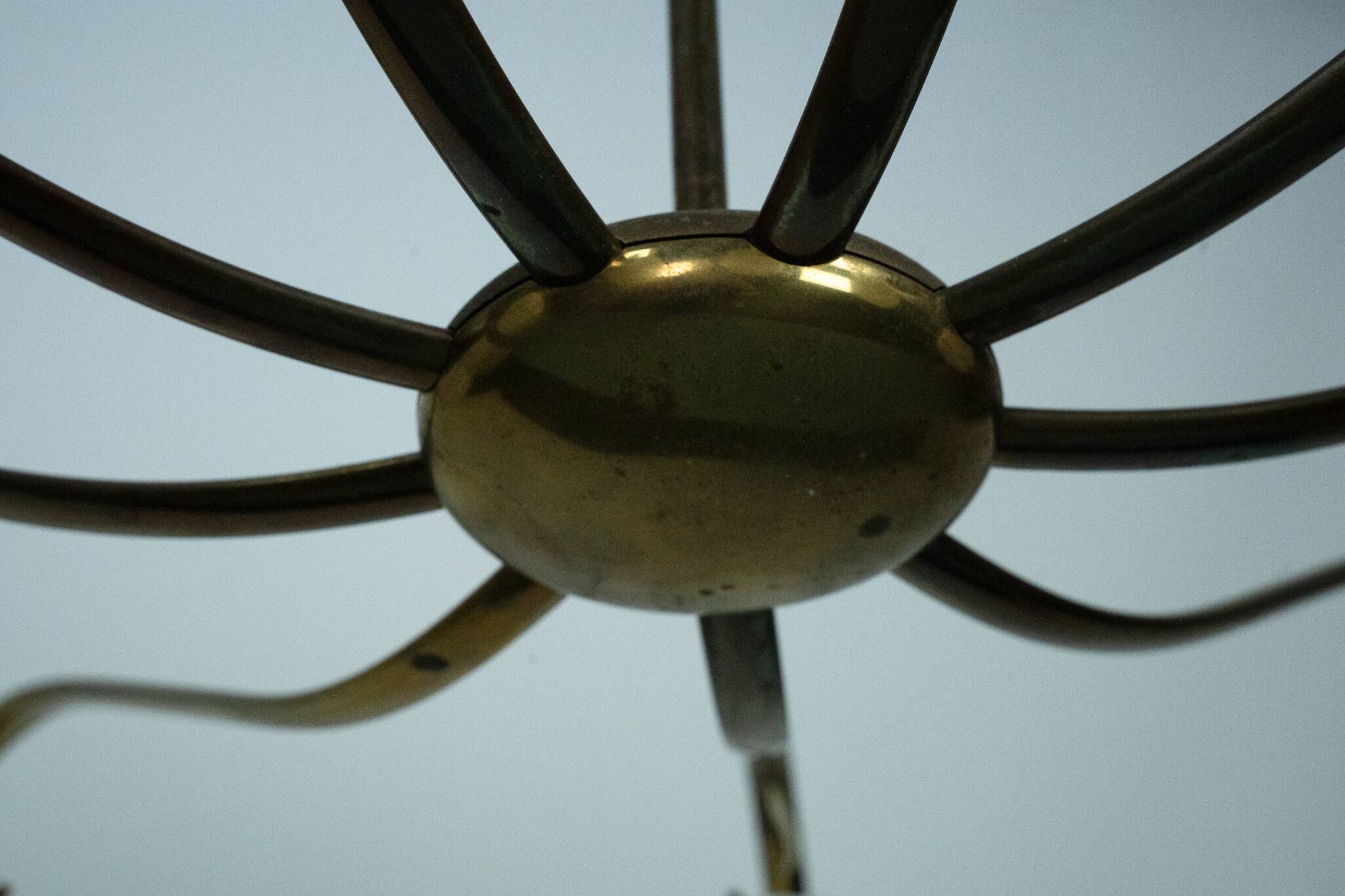 Rare lustre Arredoluce Monza à 9 lumières en laiton et verre opalin, Italie, 19