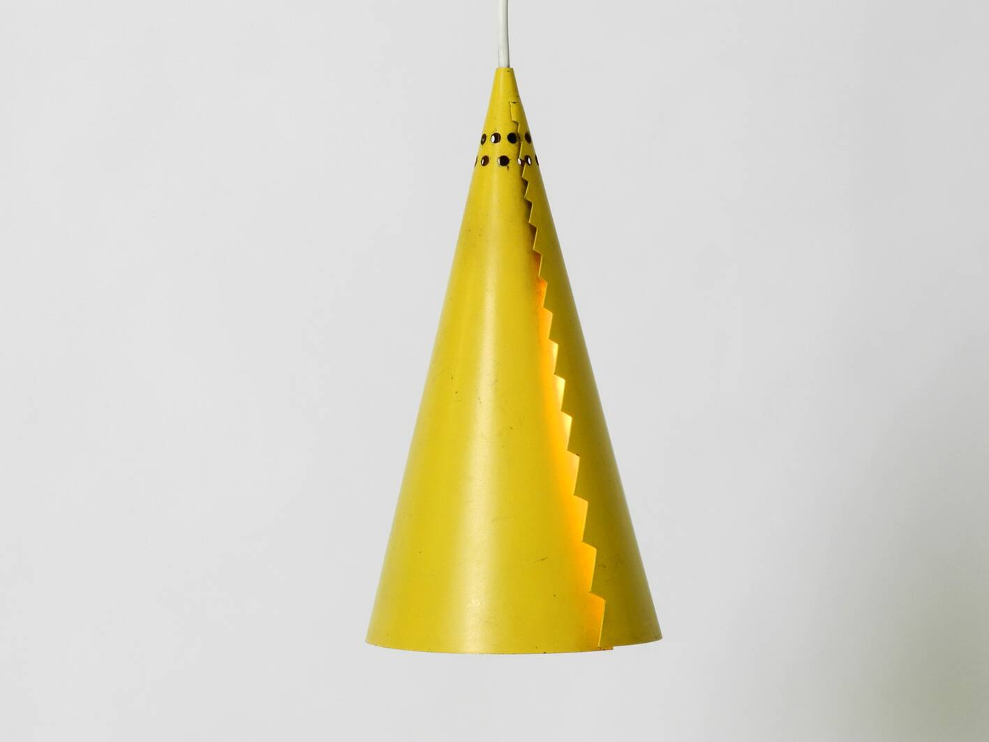 Suspension en forme de cône du milieu du siècle moderne en acier laminé jaune.